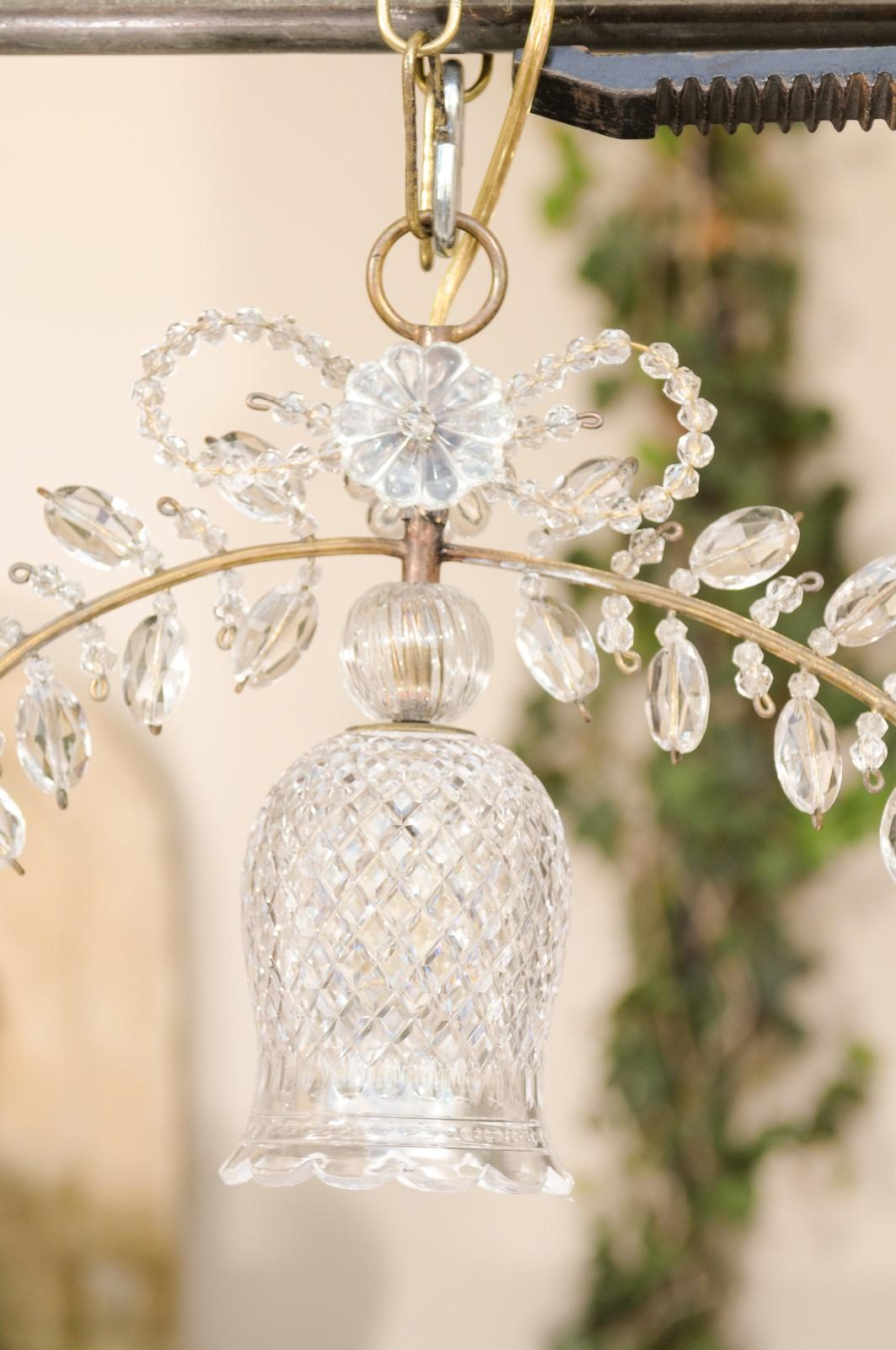 Coppia di lampadari francesi del 1920 in cristallo con campanula, nastro e rosette in vendita 3