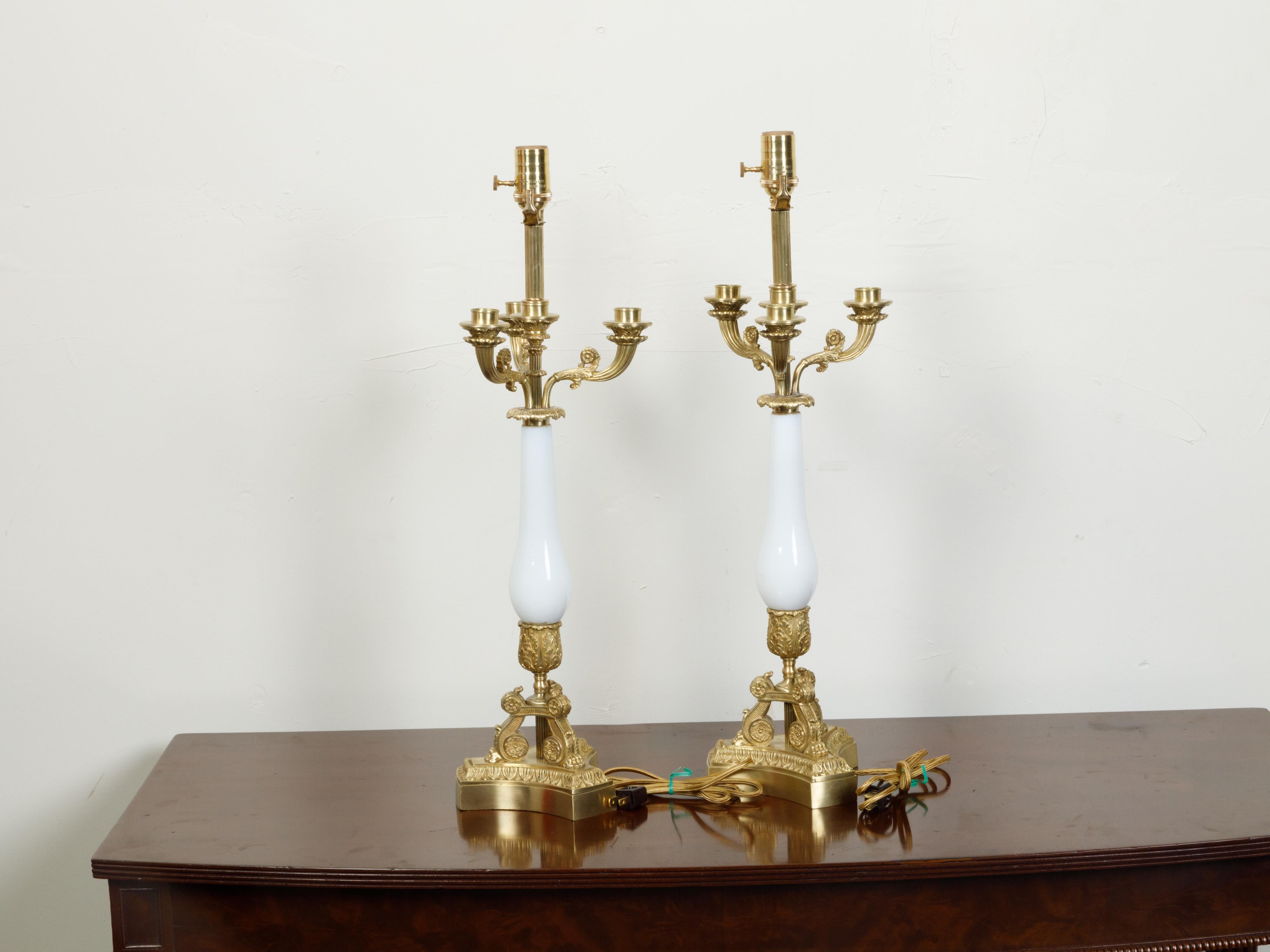 20ième siècle Paire de lampes de bureau françaises de style Empire des années 1920 en bronze et verre opalin, câblées en vente