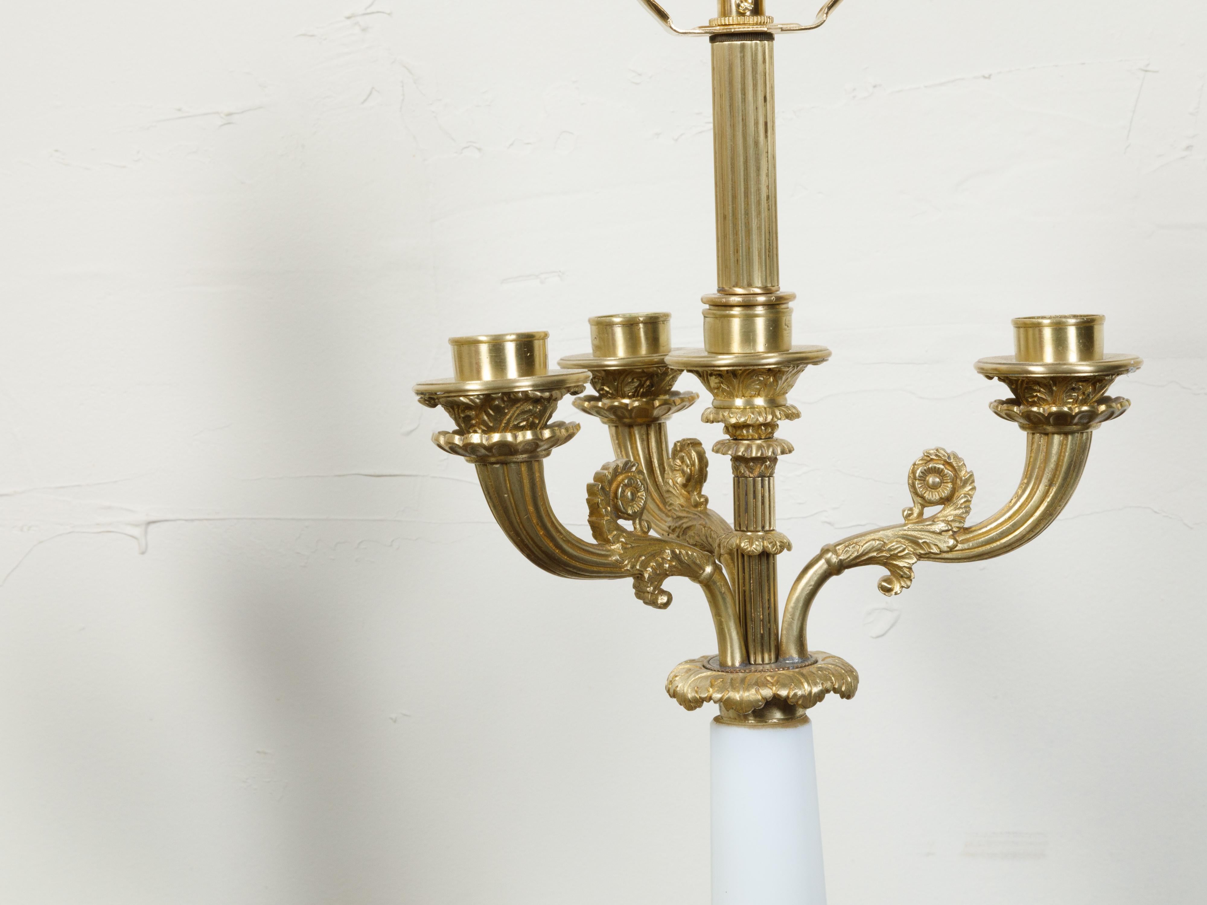 Bronze Paire de lampes de bureau françaises de style Empire des années 1920 en bronze et verre opalin, câblées en vente