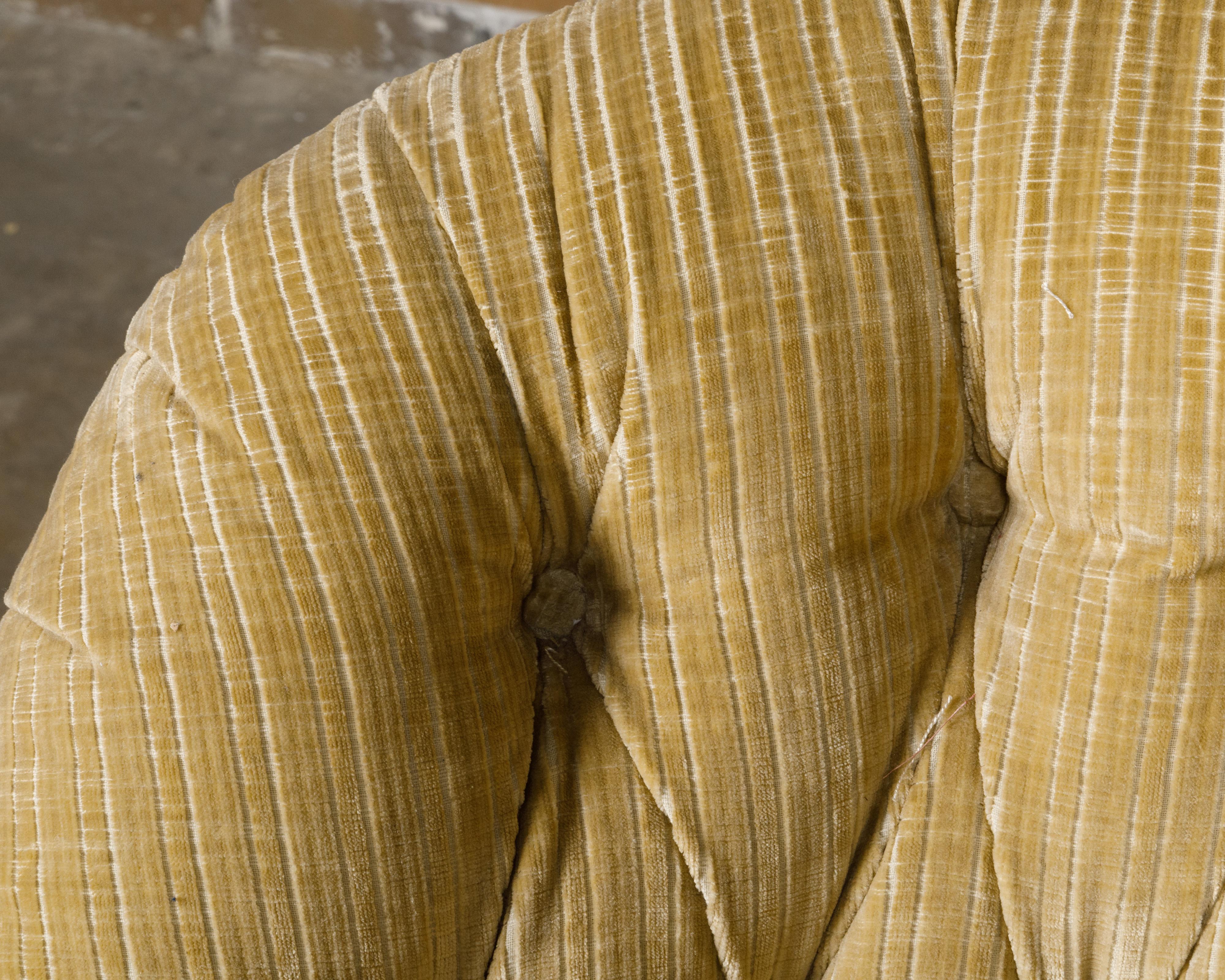 Paire de Fauteuils Crapaud des années 1920 avec tapisserie crème, sur roulettes en vente 6