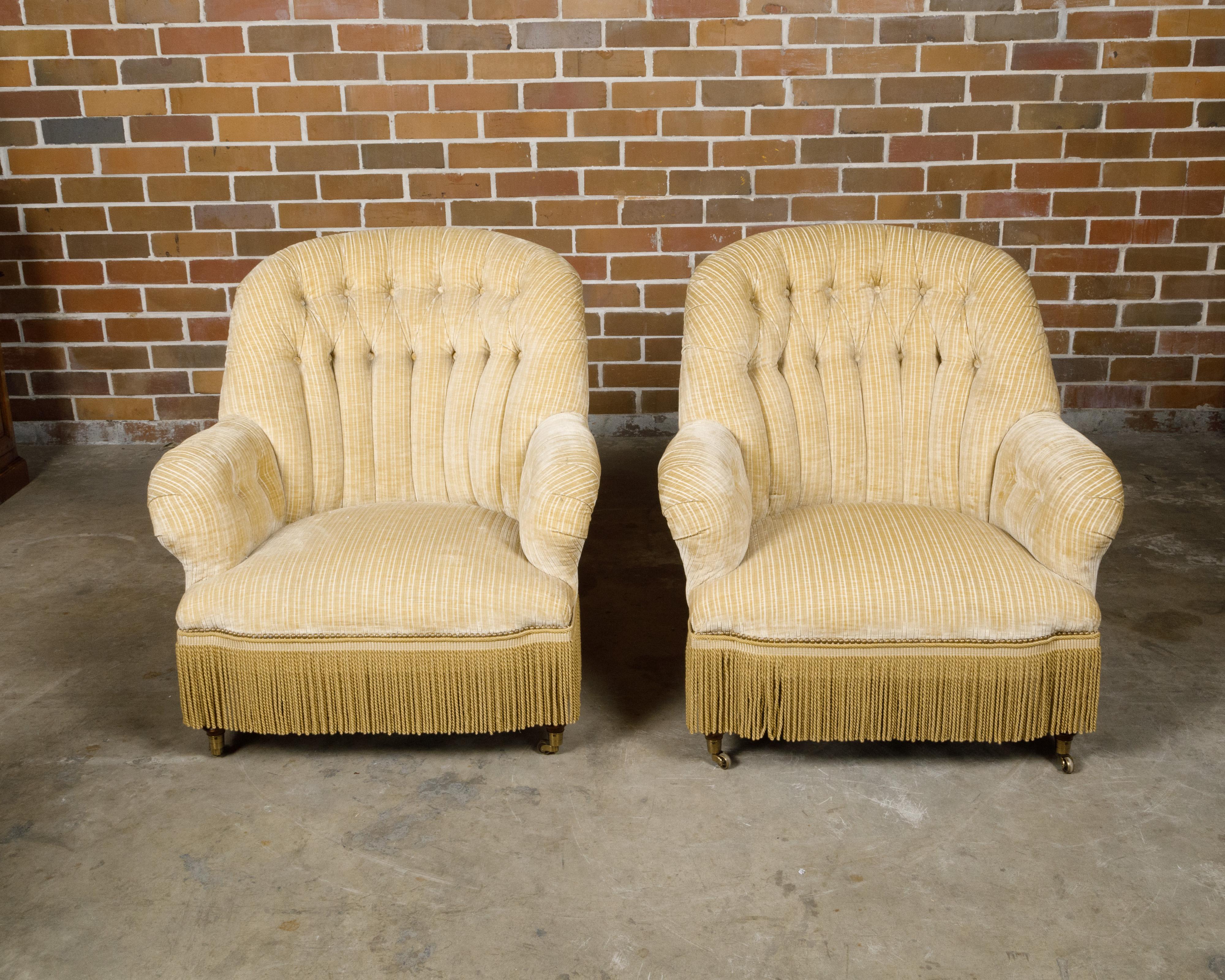 Paire de Fauteuils Crapaud des années 1920 avec tapisserie crème, sur roulettes en vente 7
