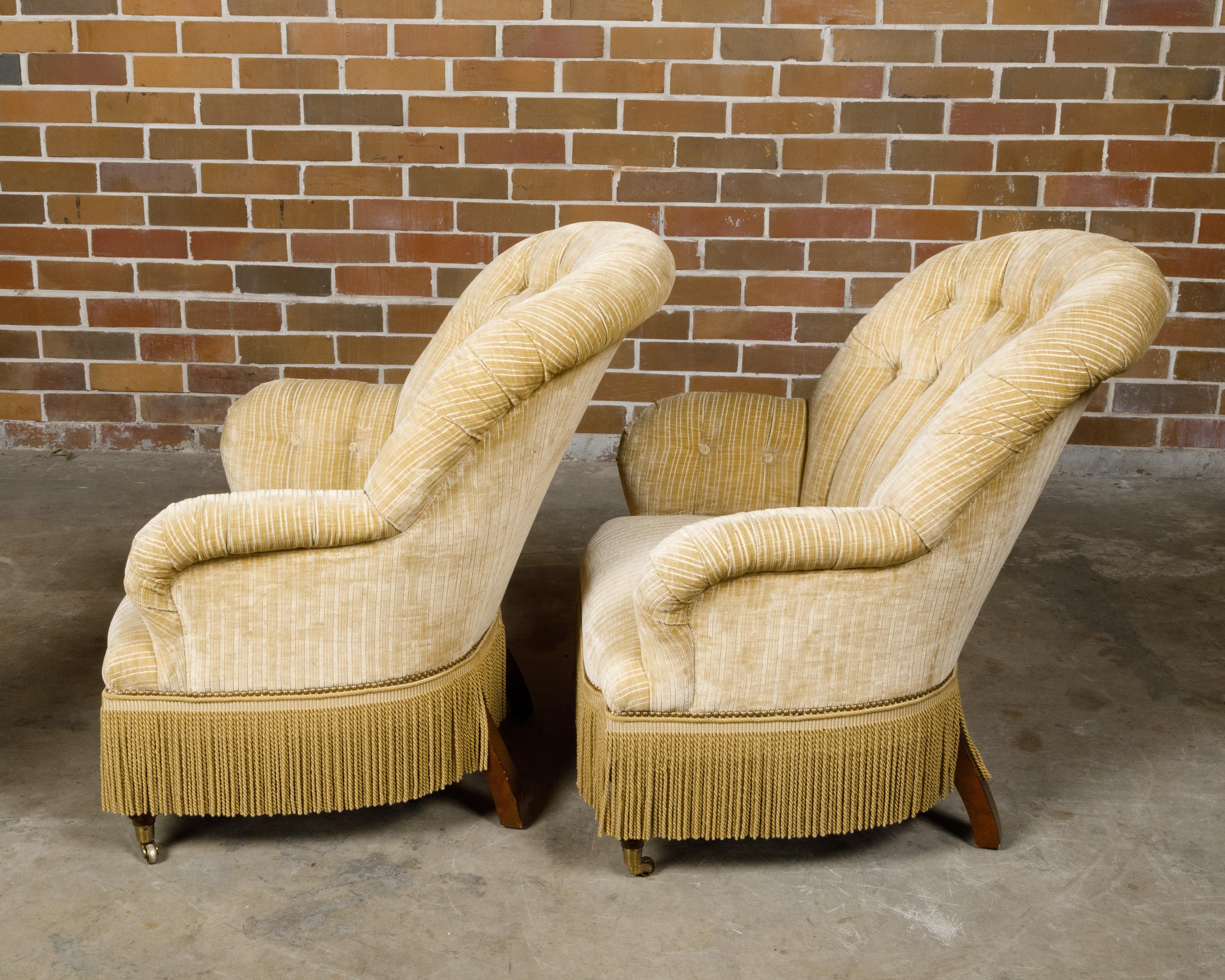 Français Paire de Fauteuils Crapaud des années 1920 avec tapisserie crème, sur roulettes en vente