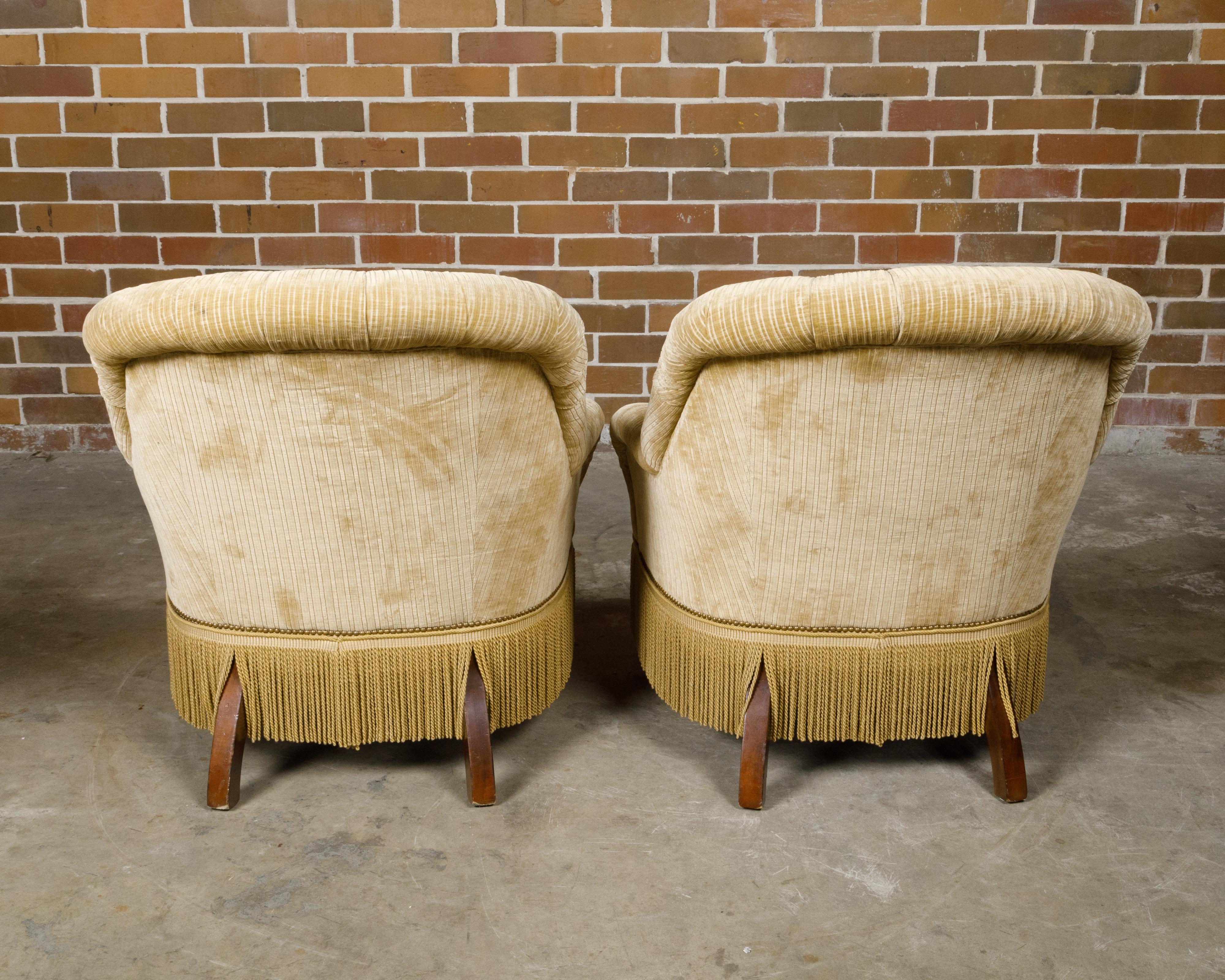 Paire de Fauteuils Crapaud des années 1920 avec tapisserie crème, sur roulettes Bon état - En vente à Atlanta, GA