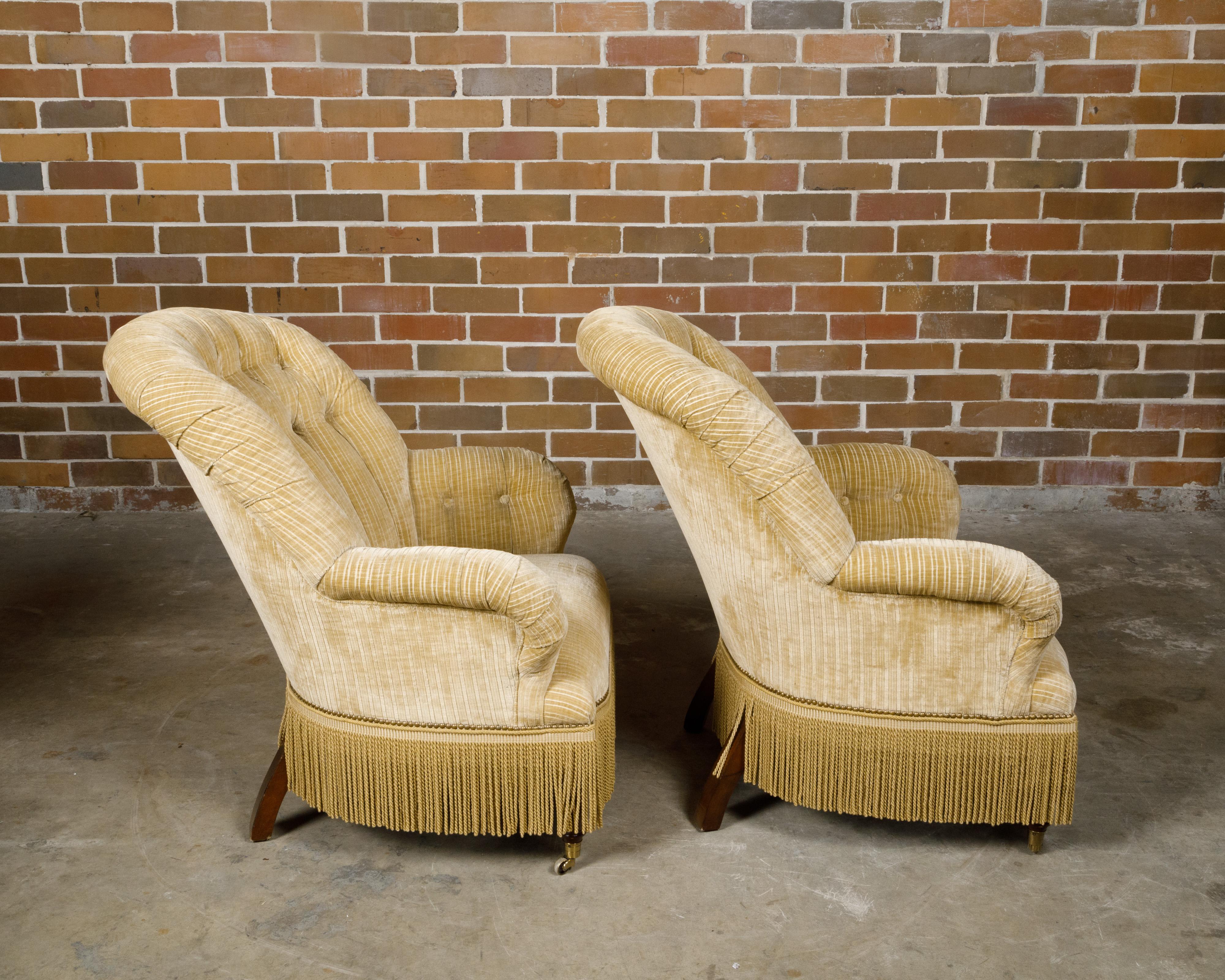 20ième siècle Paire de Fauteuils Crapaud des années 1920 avec tapisserie crème, sur roulettes en vente