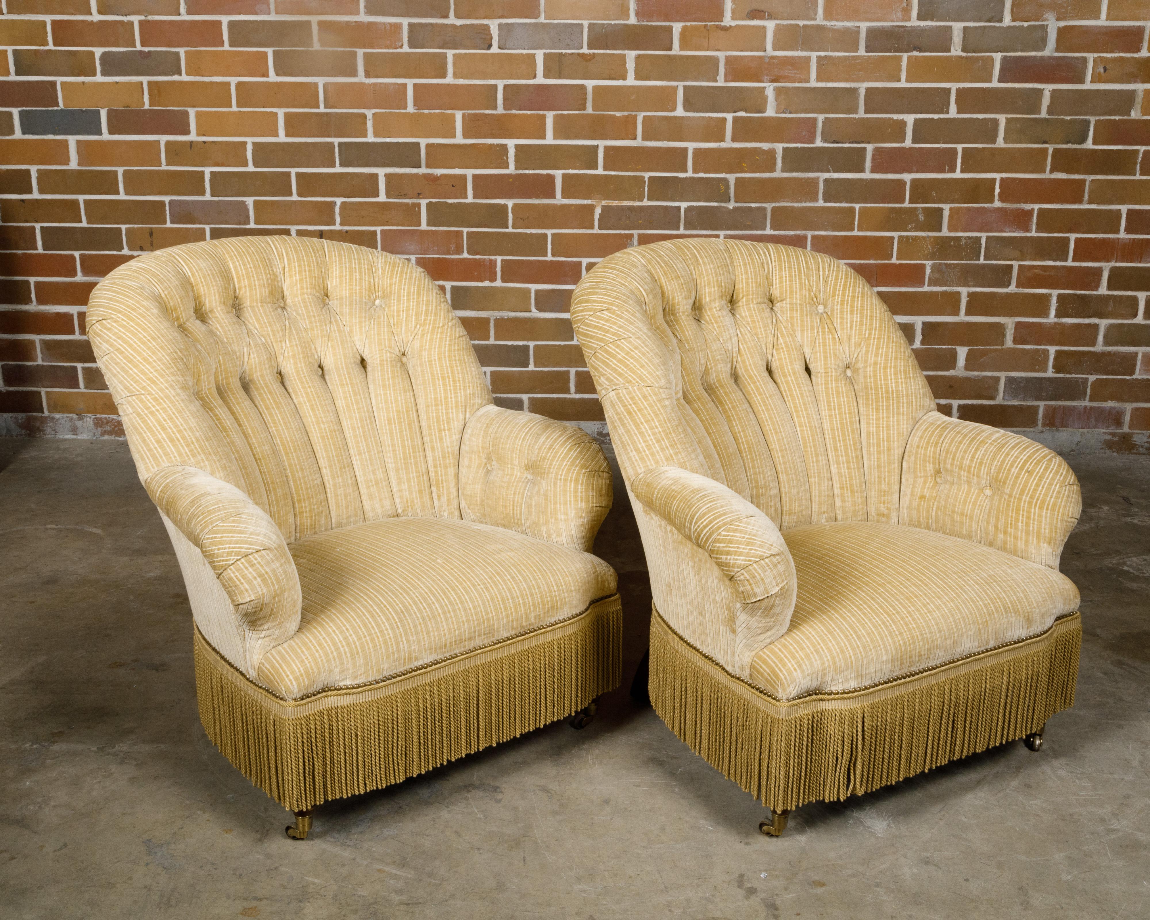 Laiton Paire de Fauteuils Crapaud des années 1920 avec tapisserie crème, sur roulettes en vente