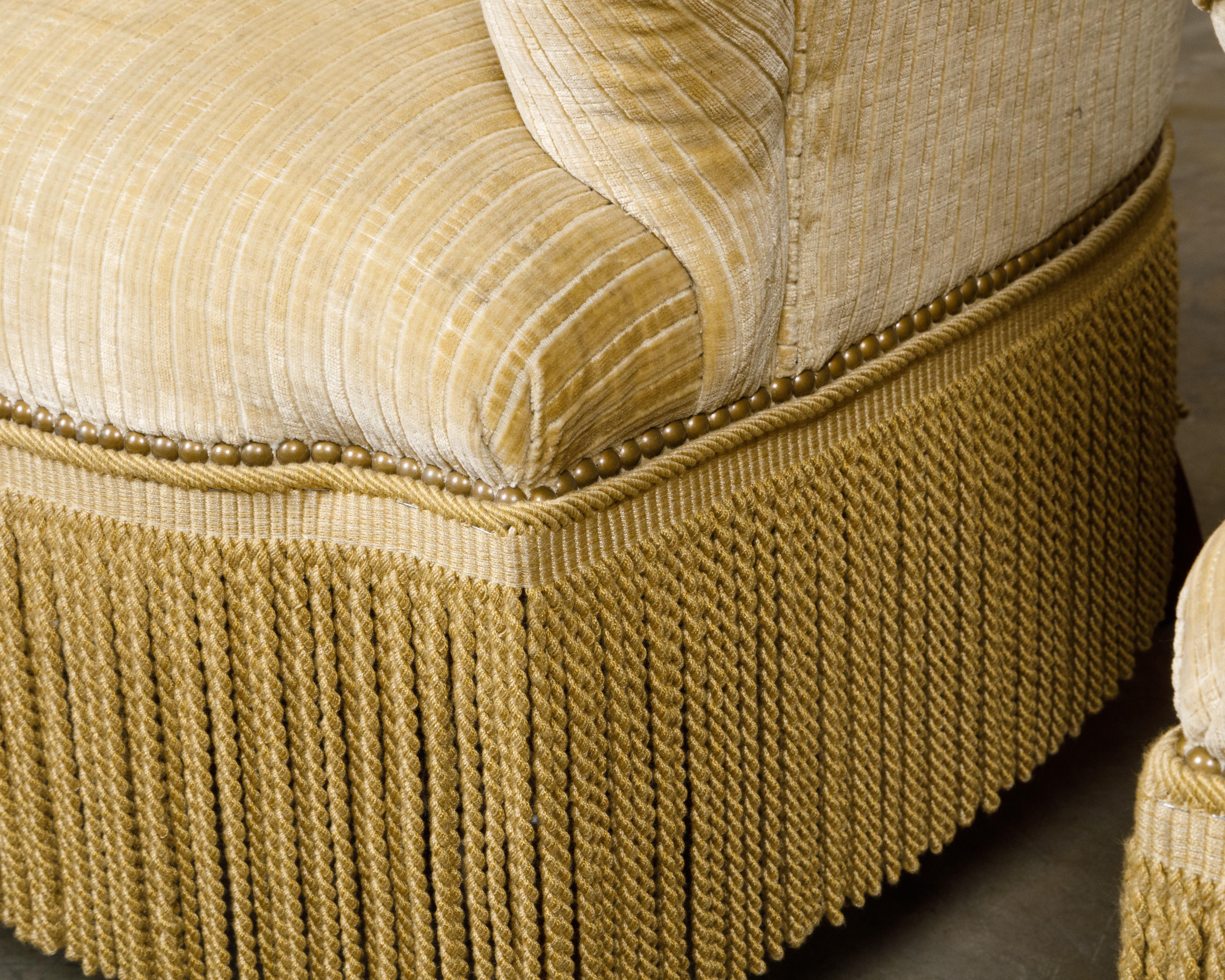 Paire de Fauteuils Crapaud des années 1920 avec tapisserie crème, sur roulettes en vente 2