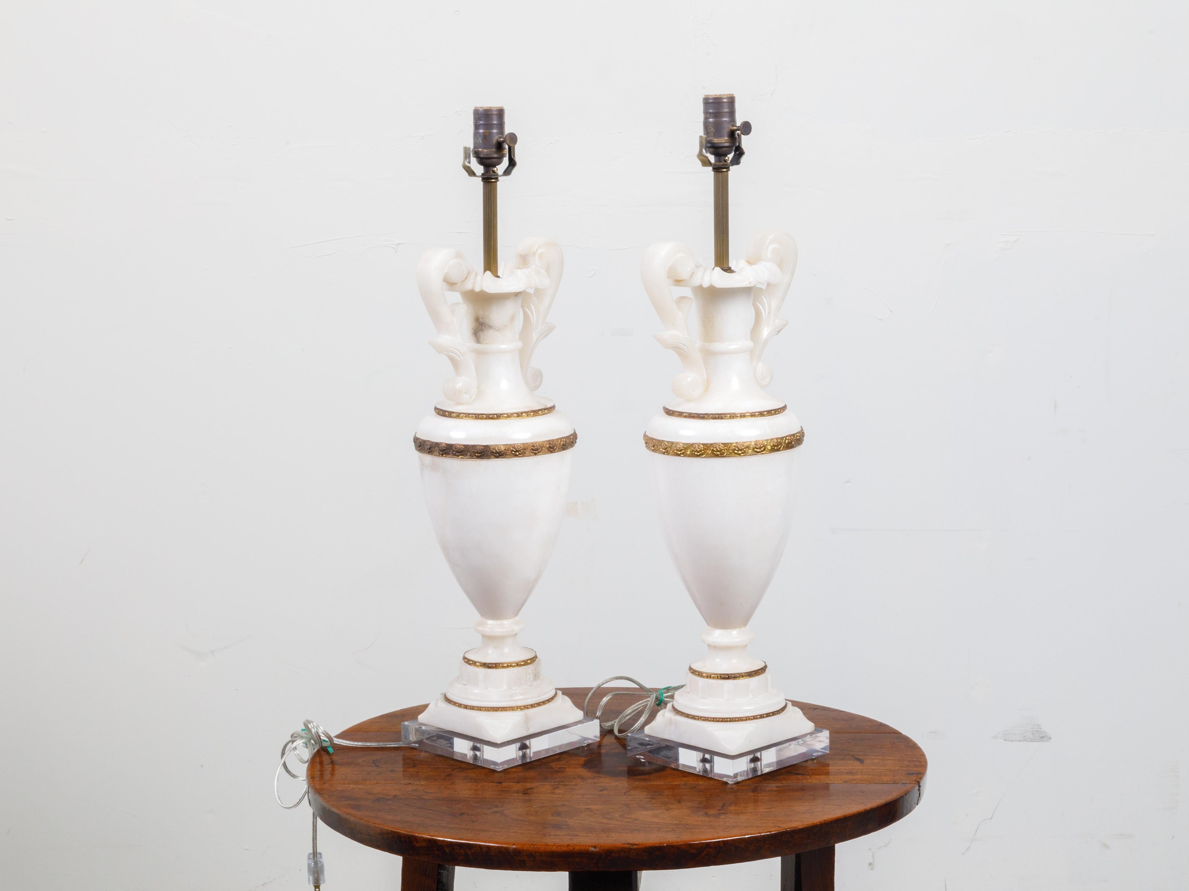 Paire de lampes de bureau françaises en forme de vase en marbre blanc des années 1920 montées sur Lucite en vente 4