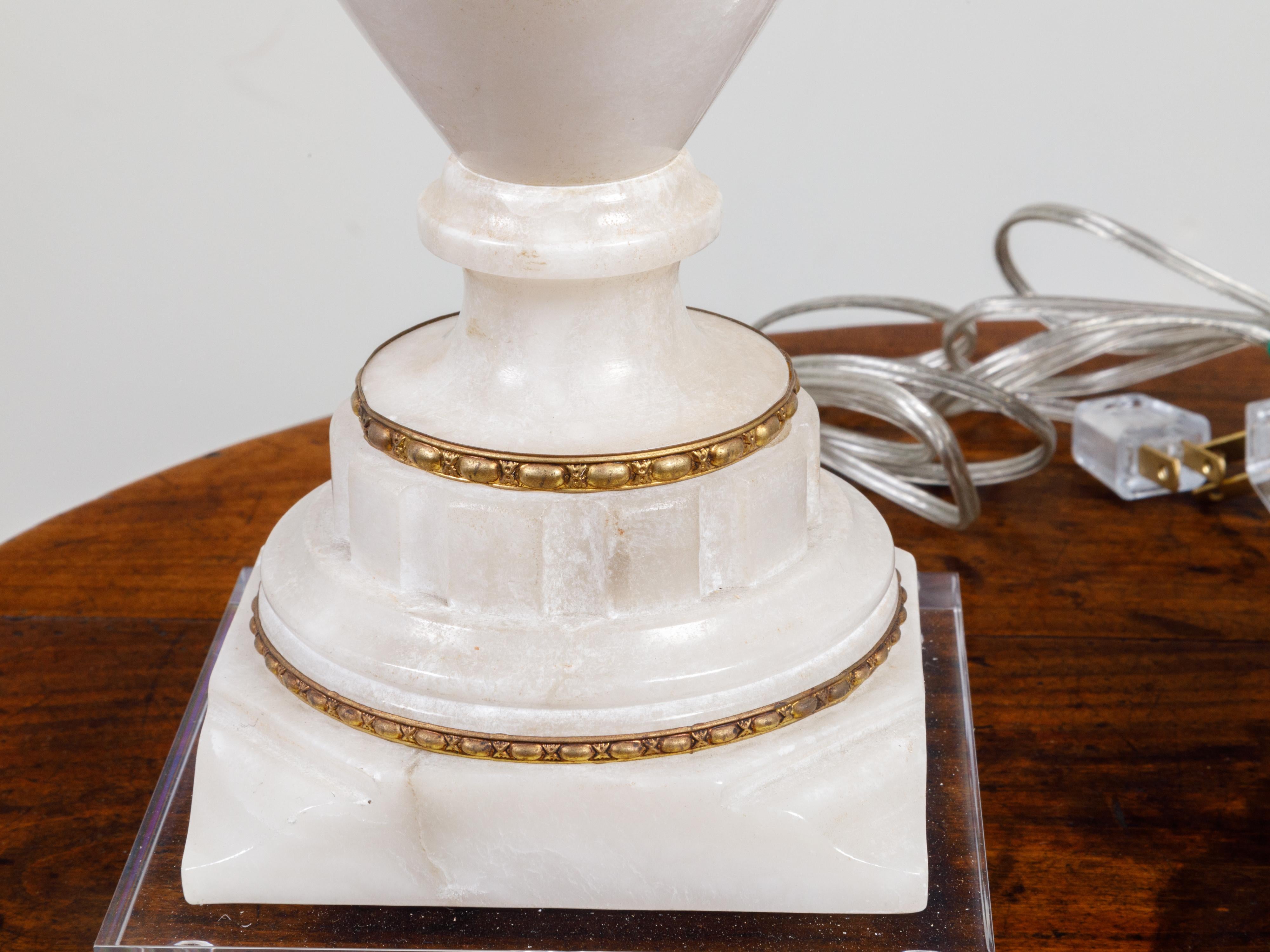 20ième siècle Paire de lampes de bureau françaises en forme de vase en marbre blanc des années 1920 montées sur Lucite en vente