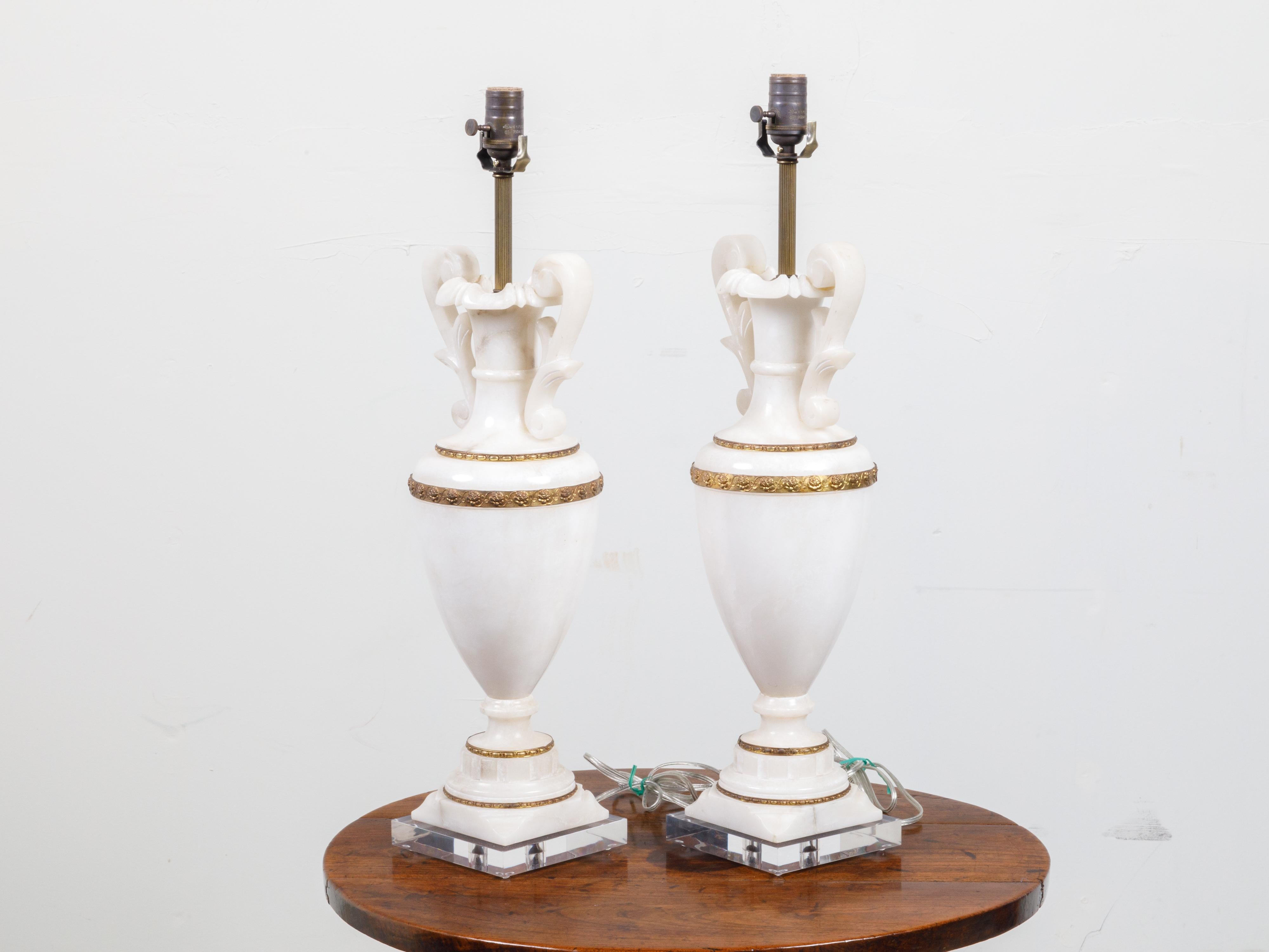 Bronze Paire de lampes de bureau françaises en forme de vase en marbre blanc des années 1920 montées sur Lucite en vente