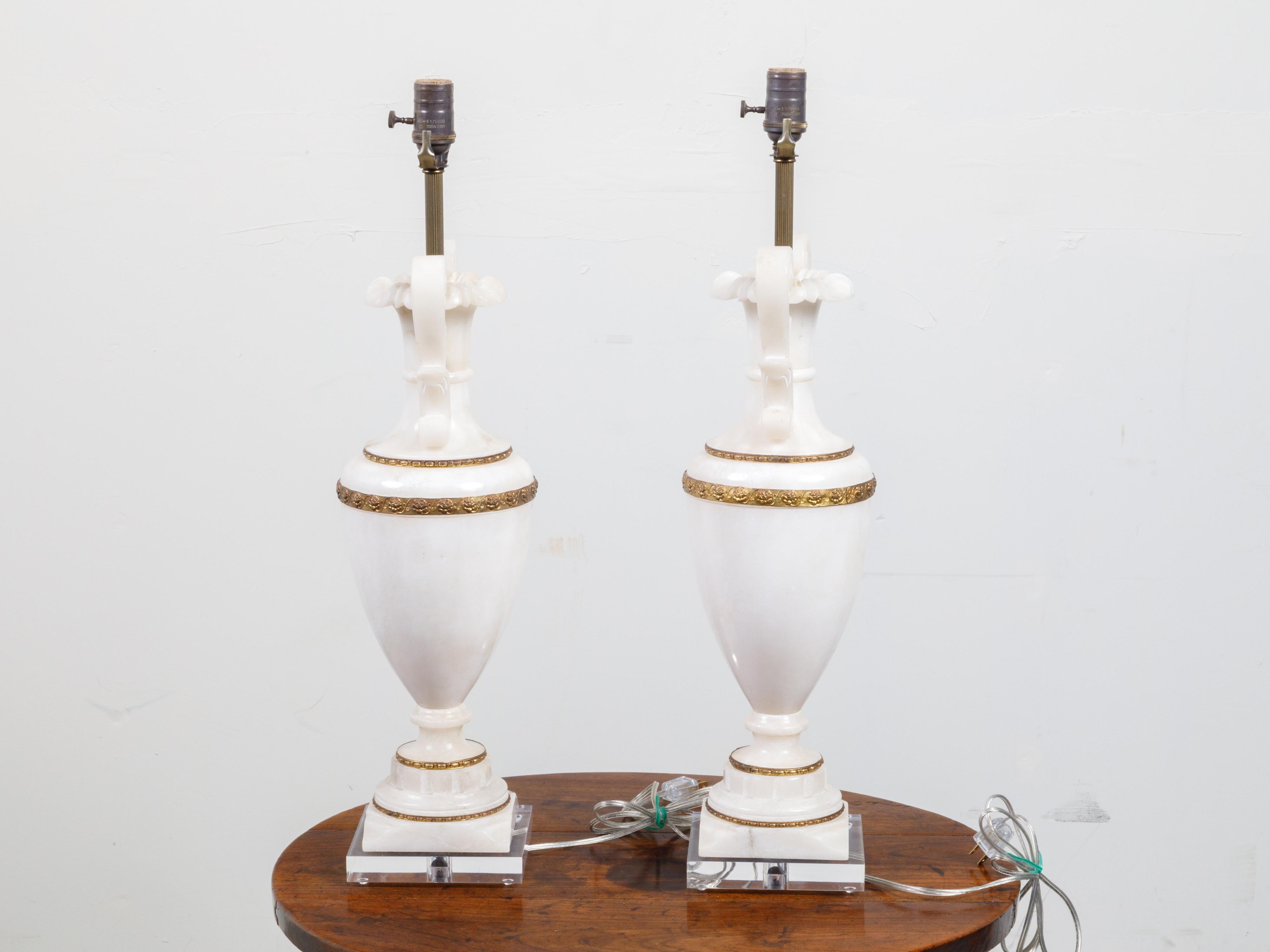 Paire de lampes de bureau françaises en forme de vase en marbre blanc des années 1920 montées sur Lucite en vente 1