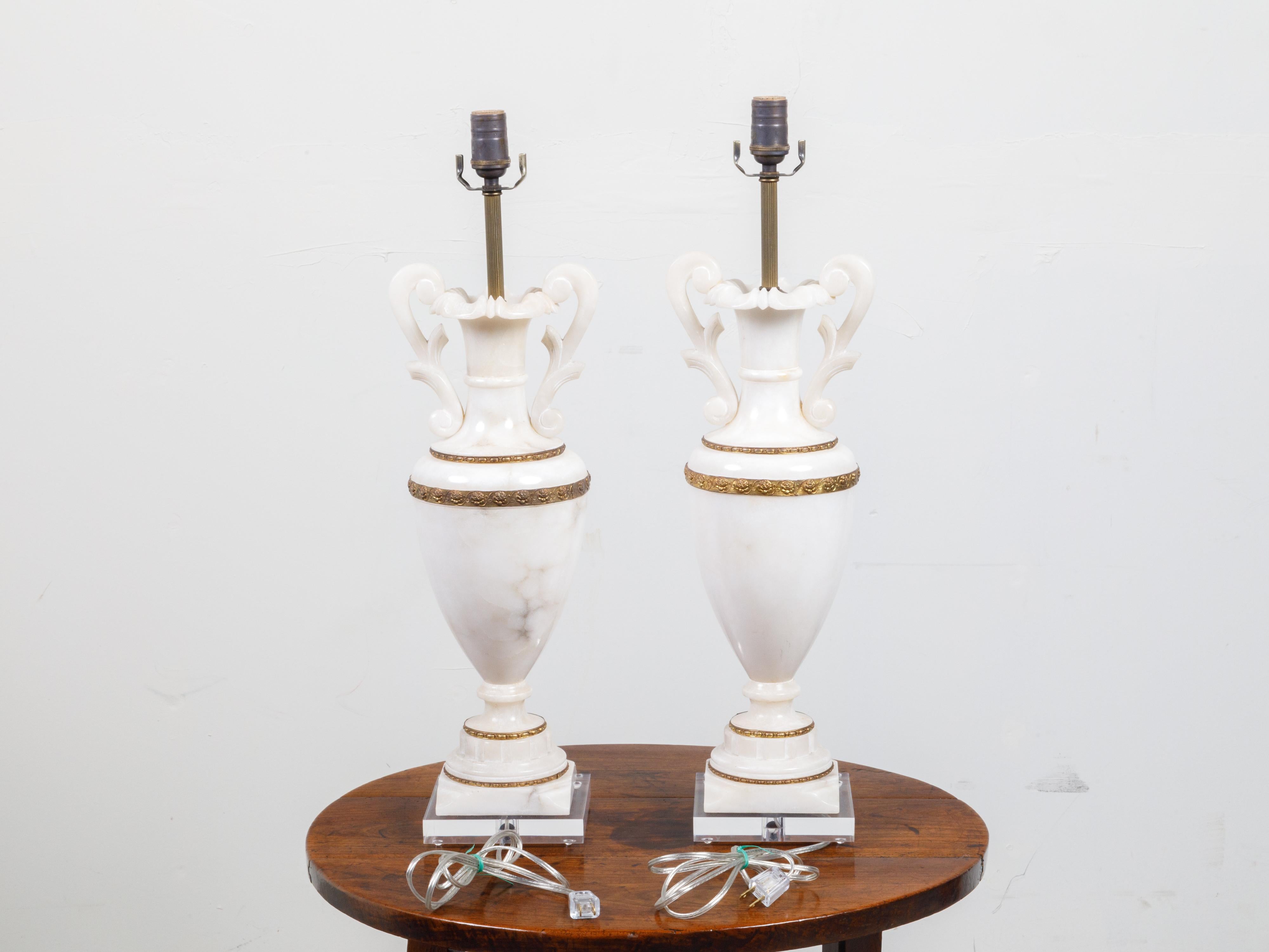 Paire de lampes de bureau françaises en forme de vase en marbre blanc des années 1920 montées sur Lucite en vente 2