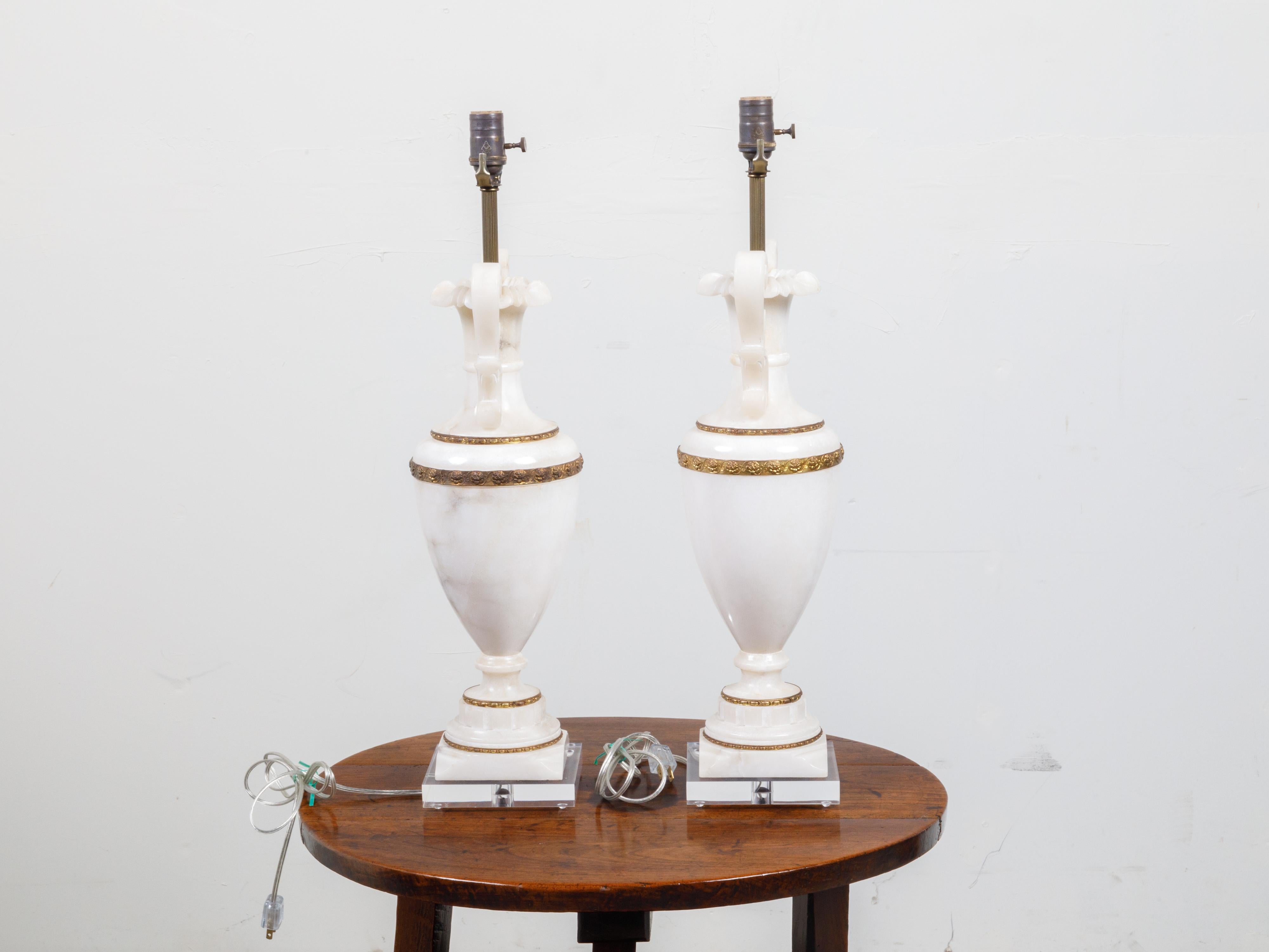 Paire de lampes de bureau françaises en forme de vase en marbre blanc des années 1920 montées sur Lucite en vente 3
