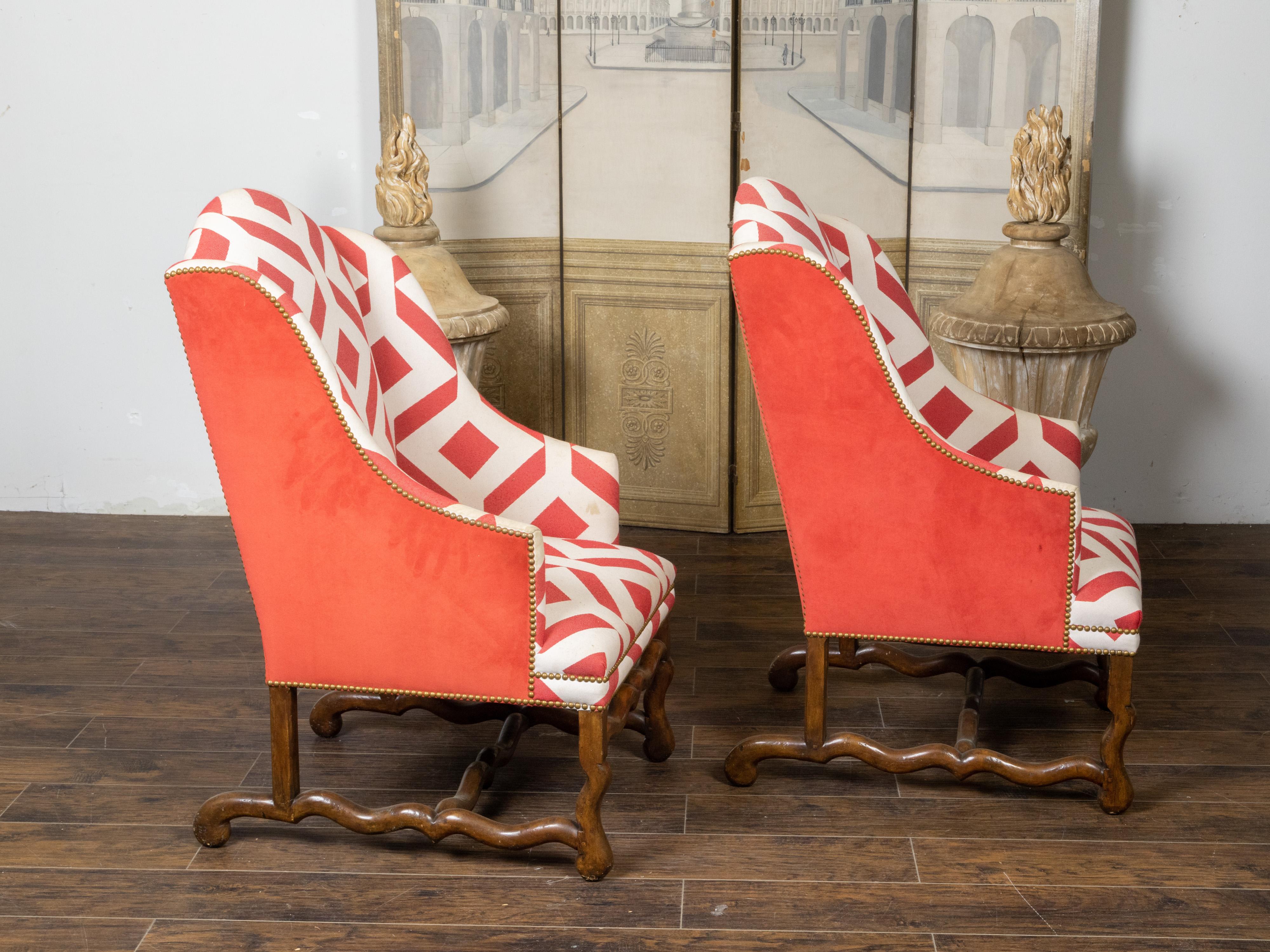 Français Paire de chaises Wingback françaises des années 1920 avec bases en os de mouton et tissu d'ameublement en vente