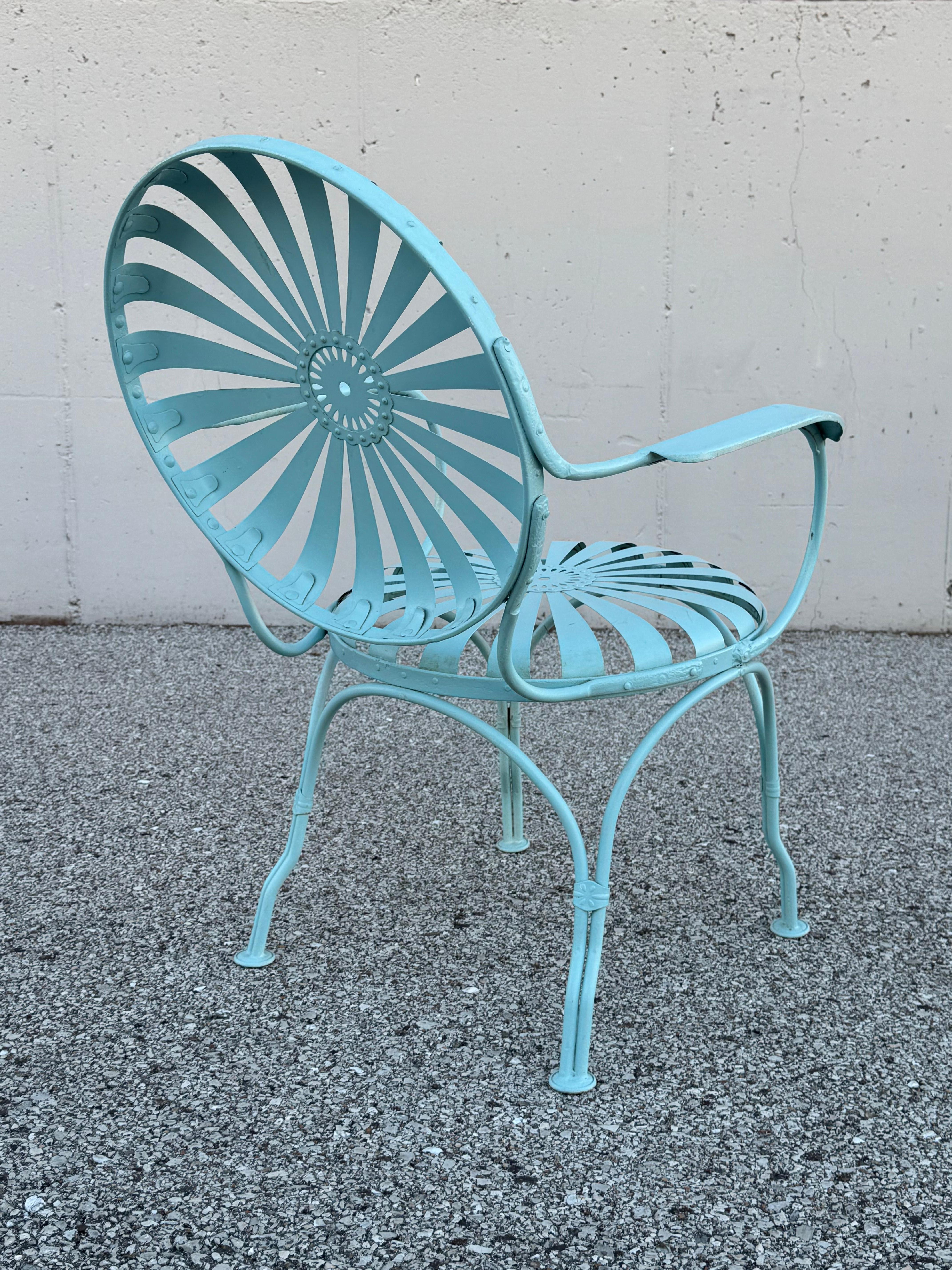 Coppia di poltrone da giardino francesi anni '30 Francois Carré blu a girandola o a raggi di sole in vendita 6