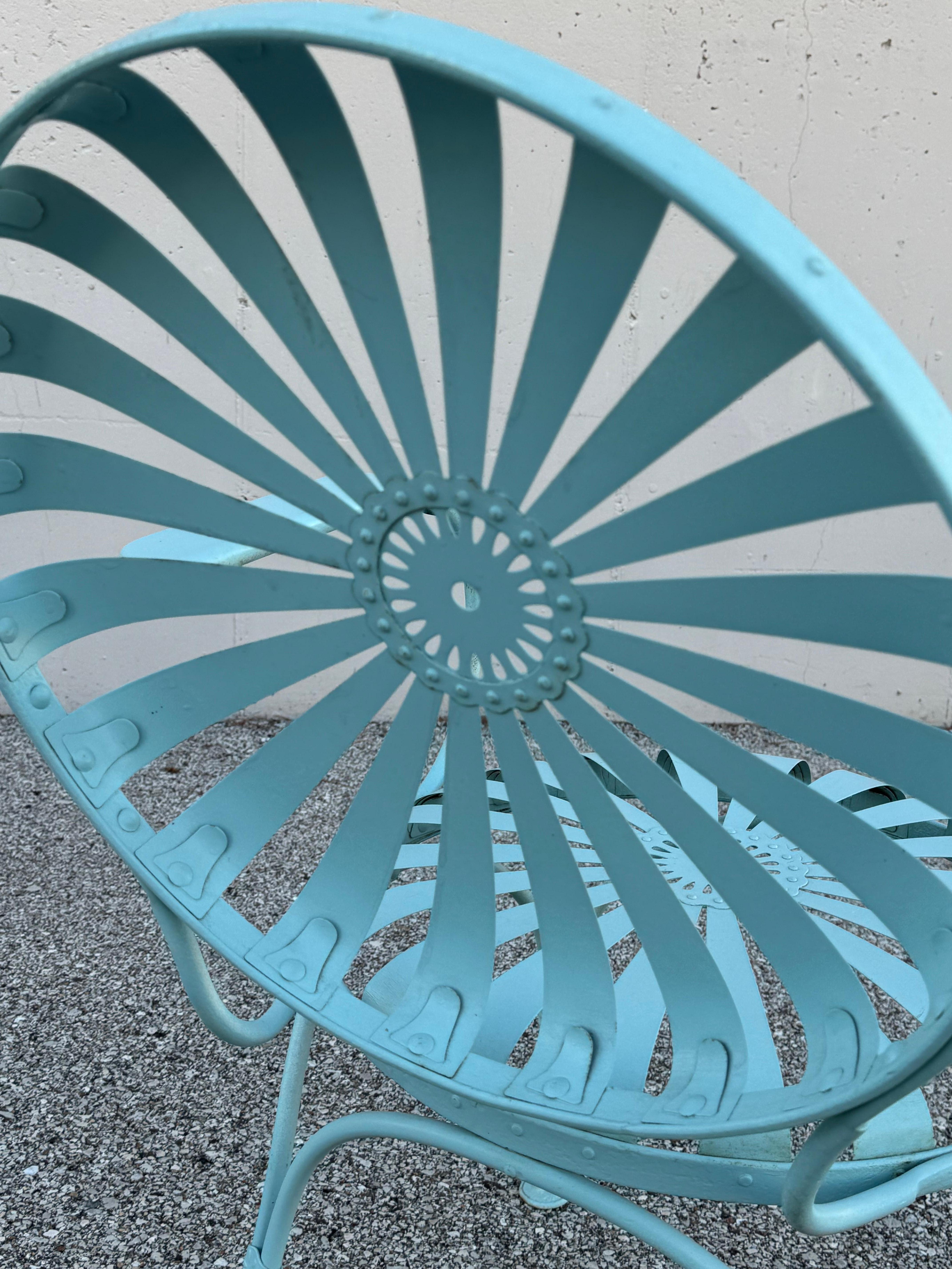 Coppia di poltrone da giardino francesi anni '30 Francois Carré blu a girandola o a raggi di sole in vendita 7