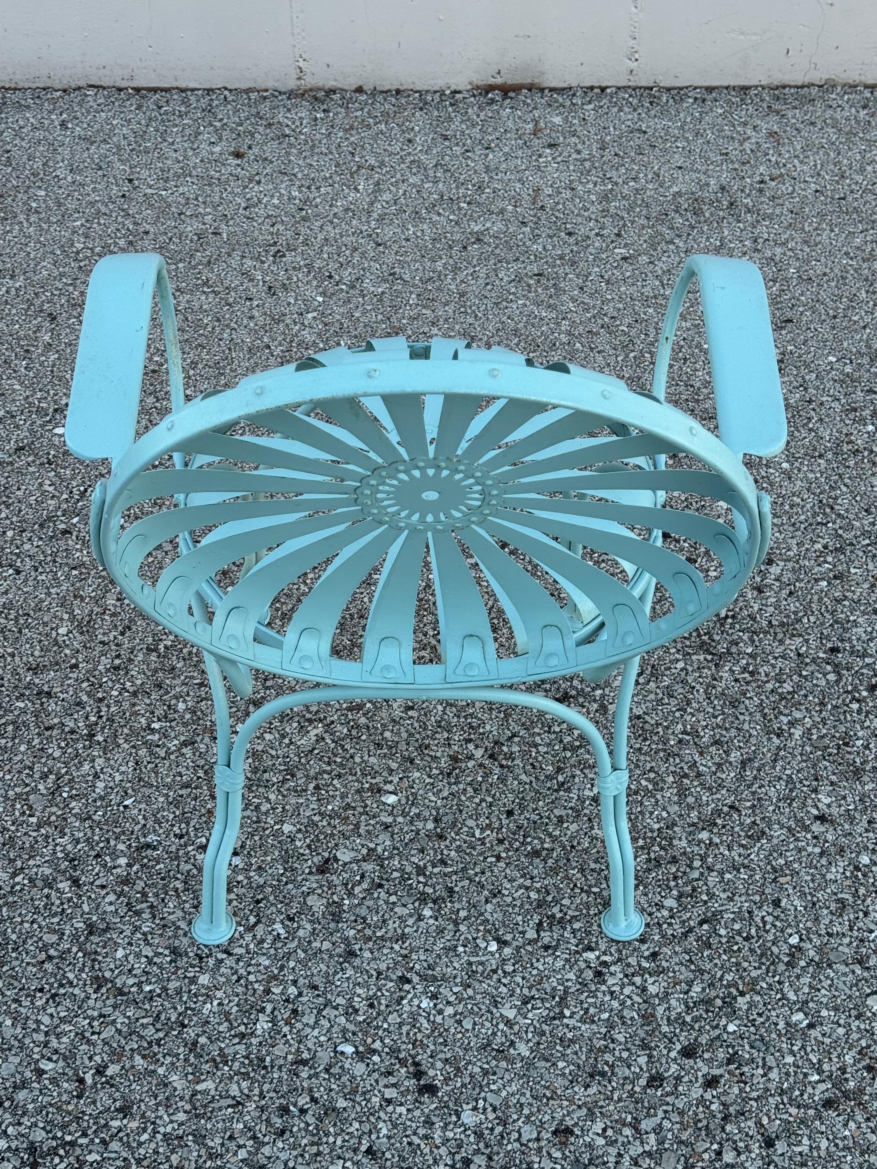 Coppia di poltrone da giardino francesi anni '30 Francois Carré blu a girandola o a raggi di sole in vendita 9