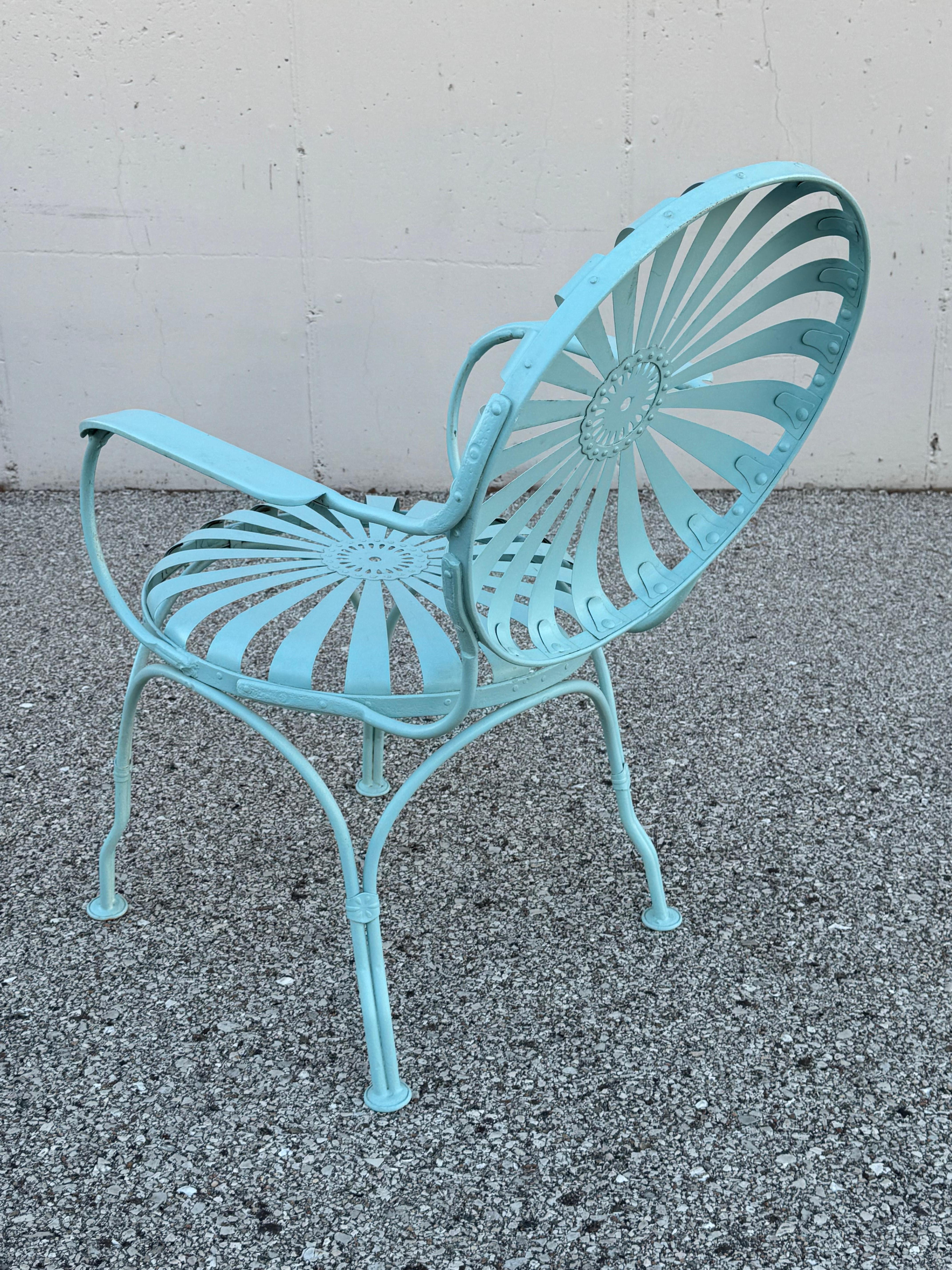 Coppia di poltrone da giardino francesi anni '30 Francois Carré blu a girandola o a raggi di sole in vendita 11