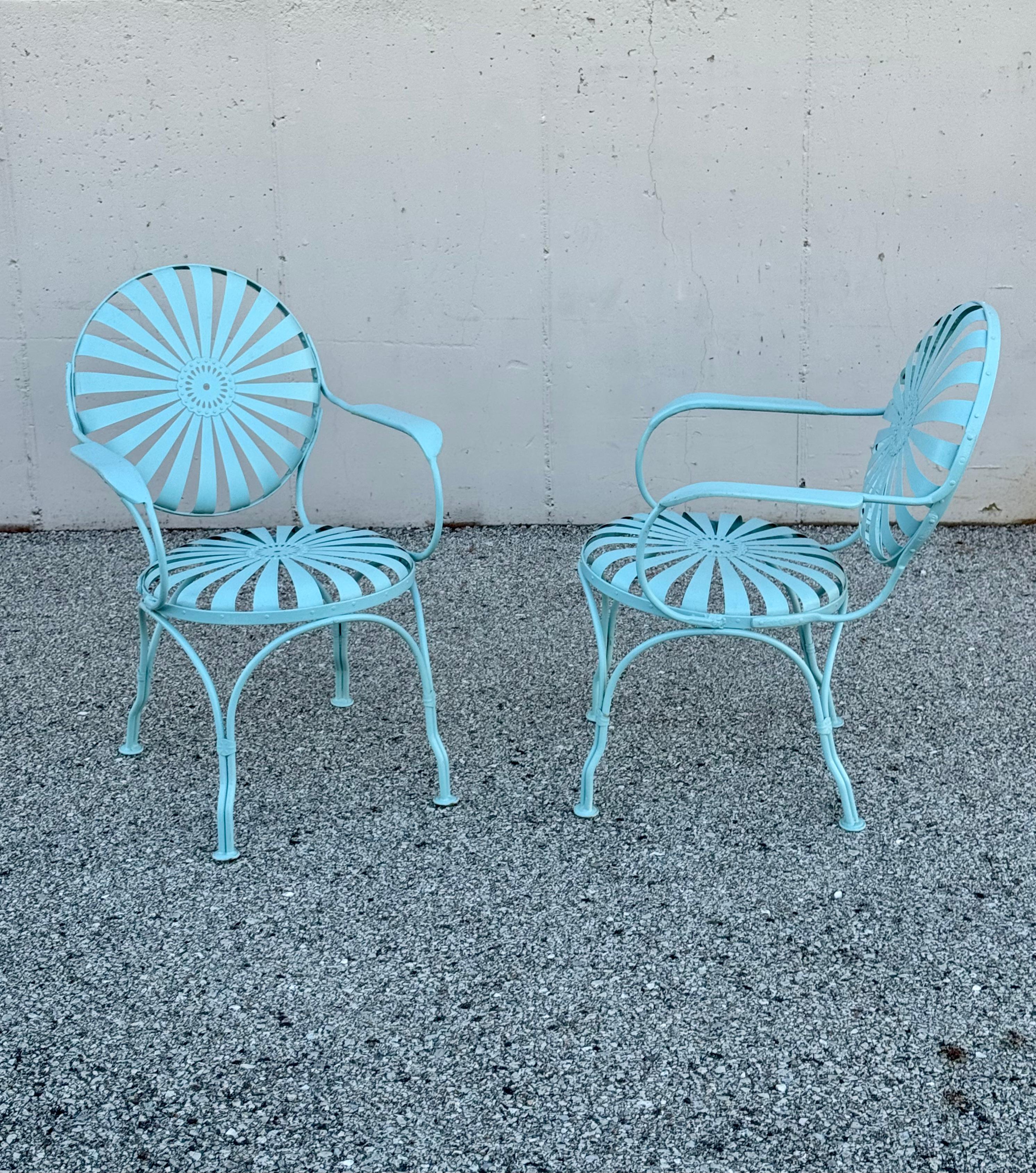 Coppia di poltrone da giardino francesi anni '30 Francois Carré blu a girandola o a raggi di sole In condizioni buone in vendita a St. Louis, MO