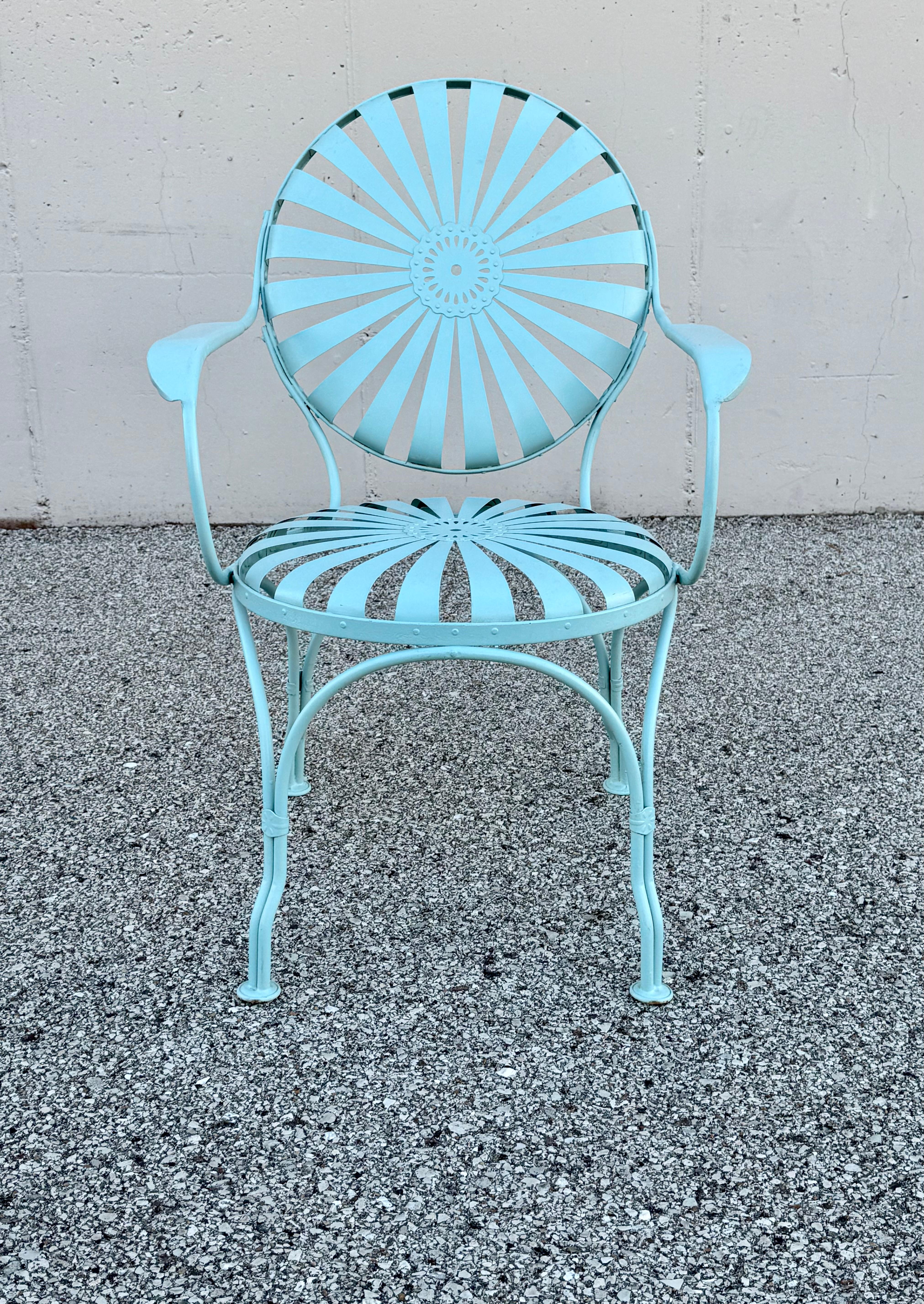 Metà XX secolo Coppia di poltrone da giardino francesi anni '30 Francois Carré blu a girandola o a raggi di sole in vendita