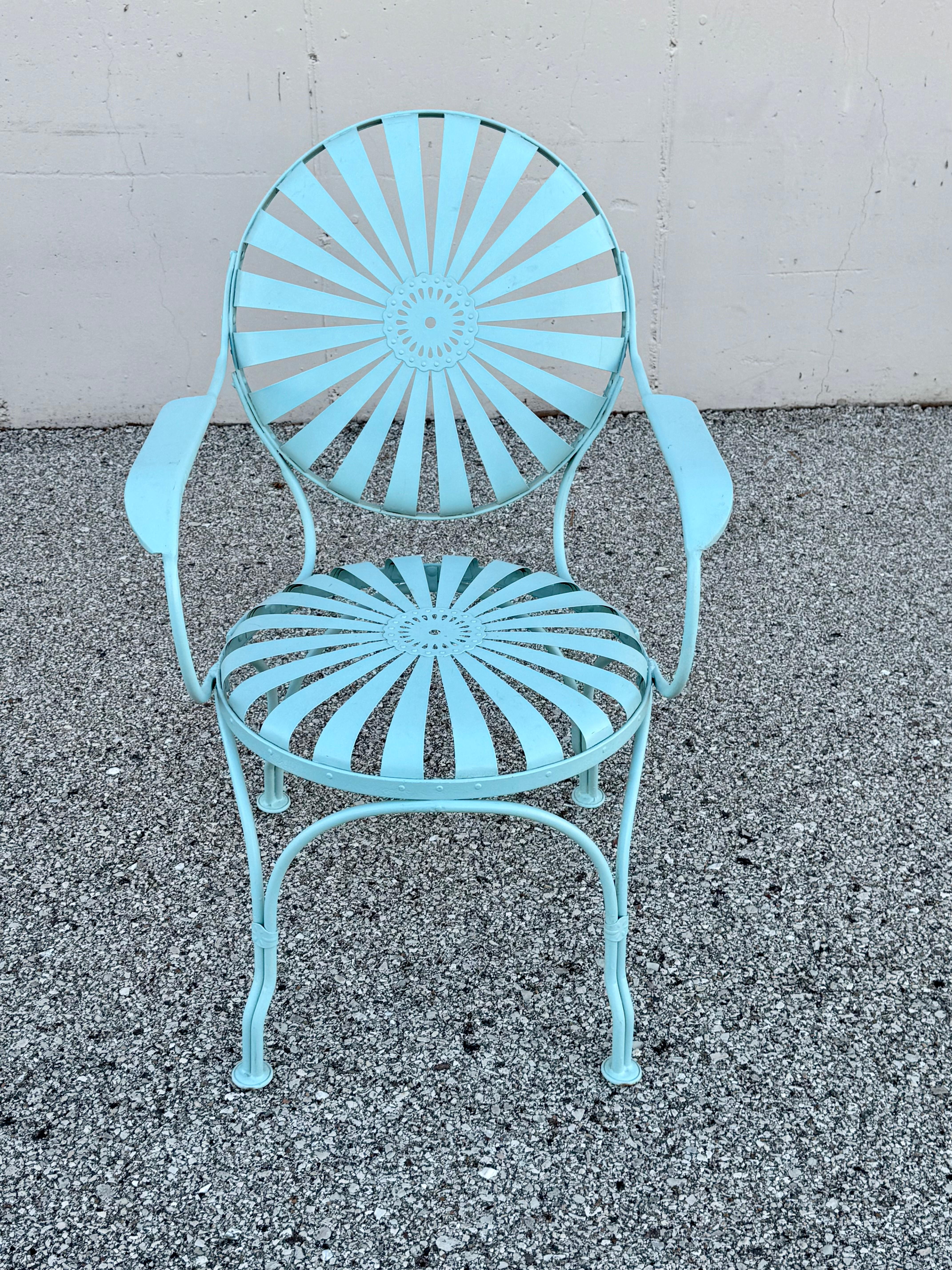 Ferro battuto Coppia di poltrone da giardino francesi anni '30 Francois Carré blu a girandola o a raggi di sole in vendita