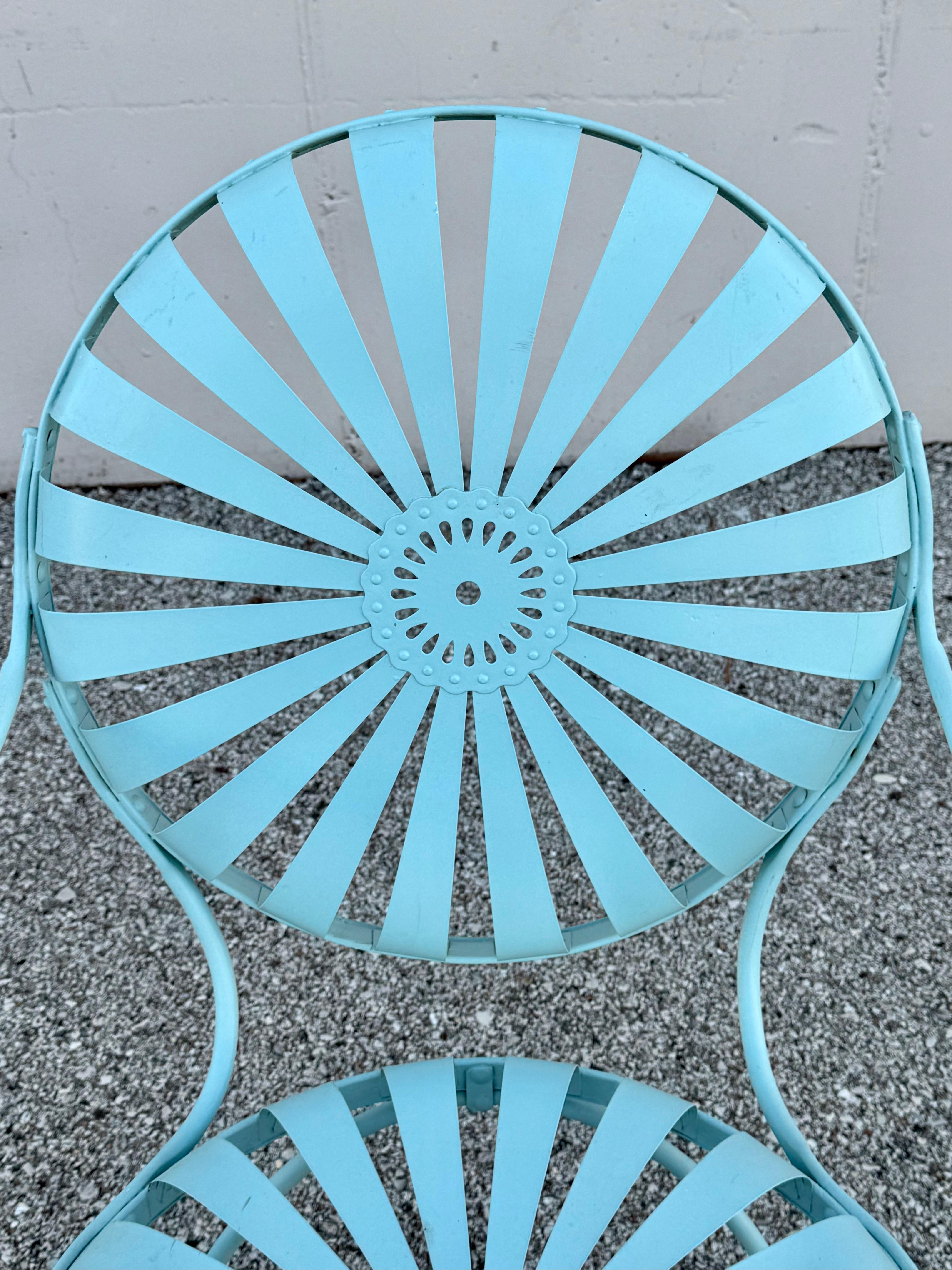 Coppia di poltrone da giardino francesi anni '30 Francois Carré blu a girandola o a raggi di sole in vendita 1