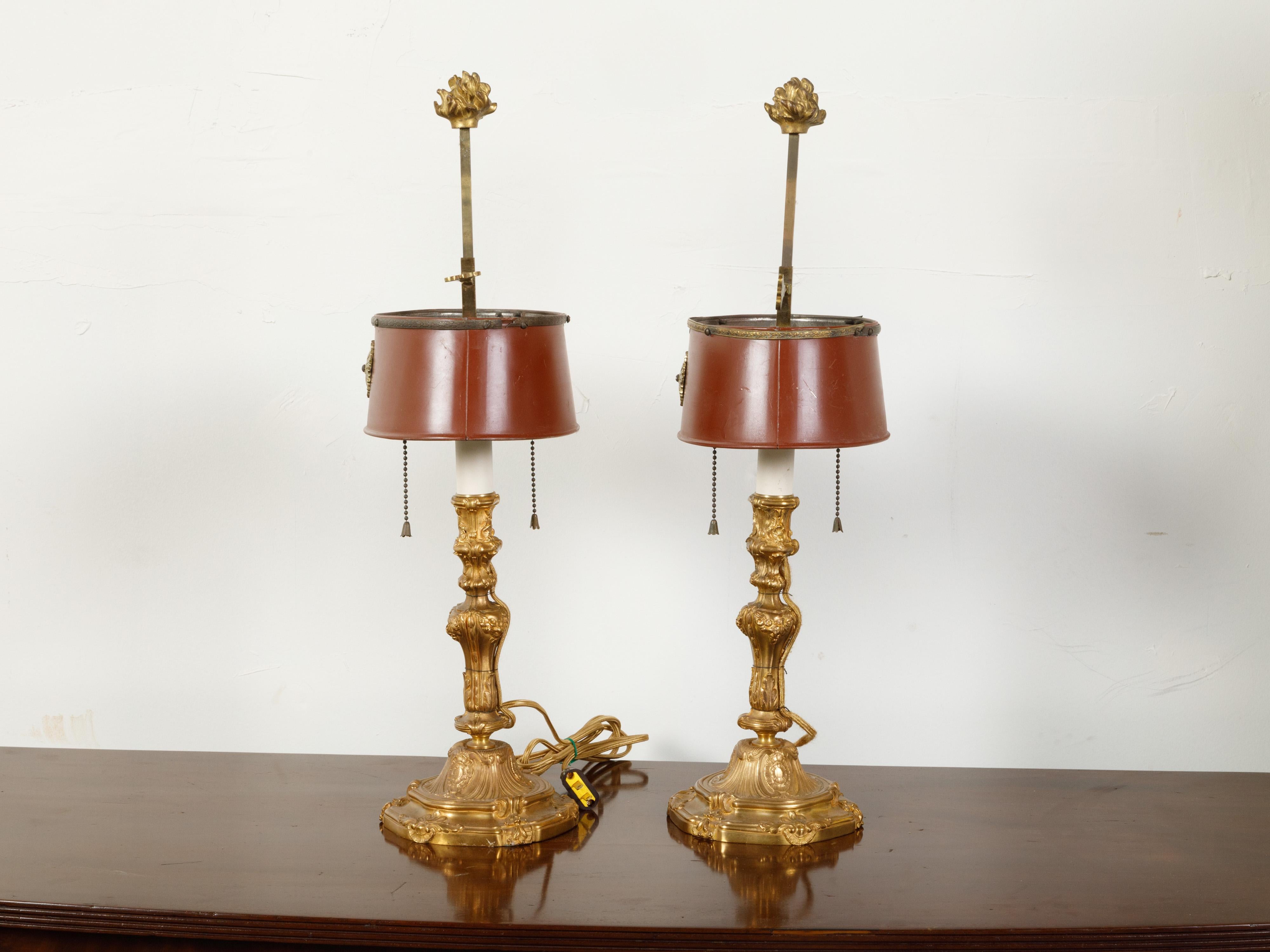 Pair of French 1930s Gilt Bronze Table Lamps with Oval Red Painted Tôle Shades In Good Condition In Atlanta, GA