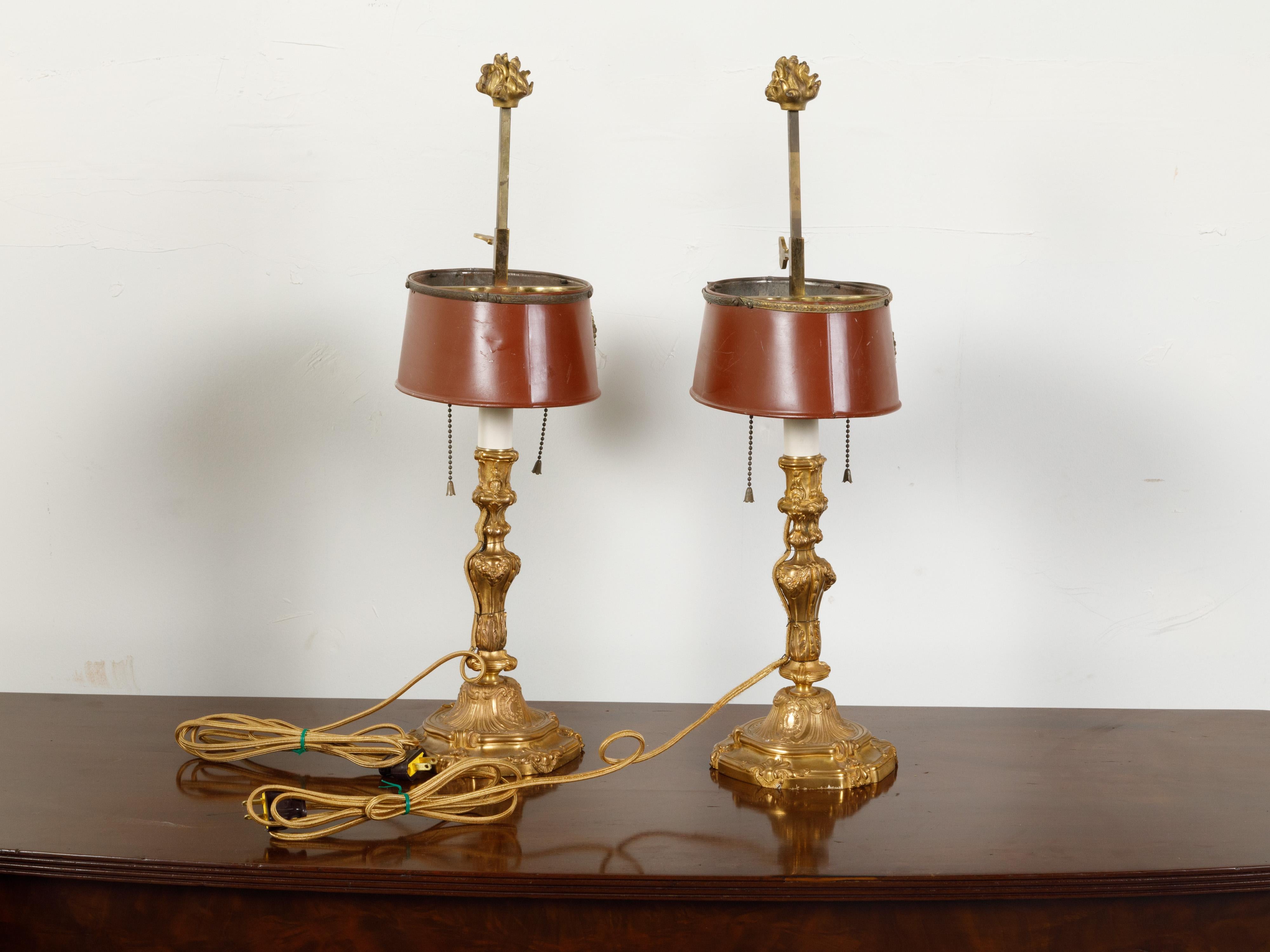 Pair of French 1930s Gilt Bronze Table Lamps with Oval Red Painted Tôle Shades 1