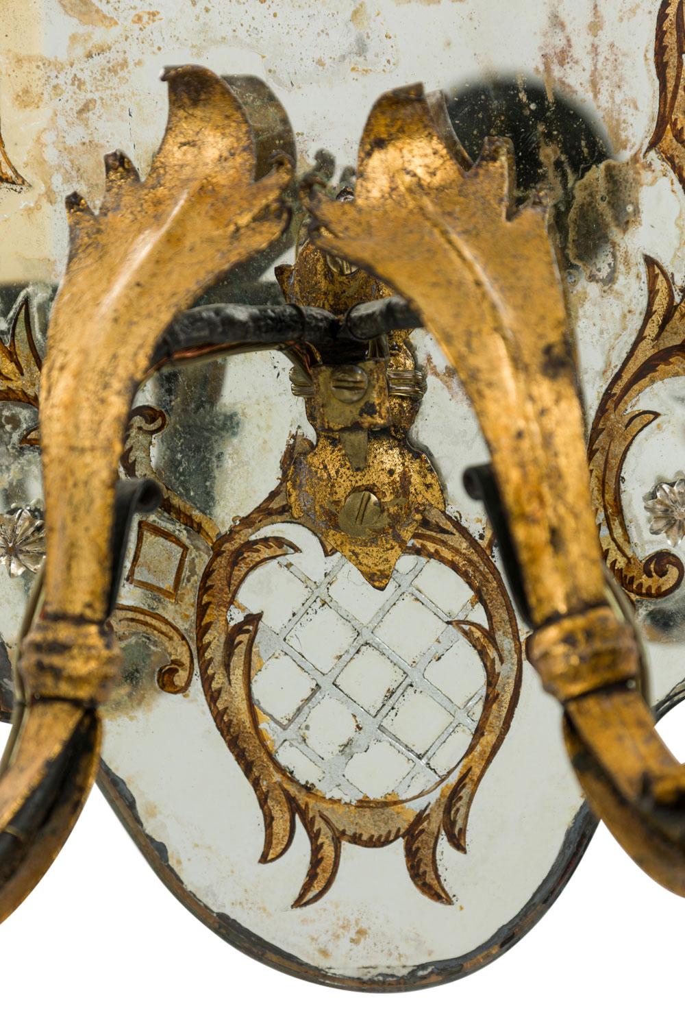 Paire d'appliques murales en verre miroité de style Hollywood Regency des années 1930 Bon état - En vente à Queens, NY