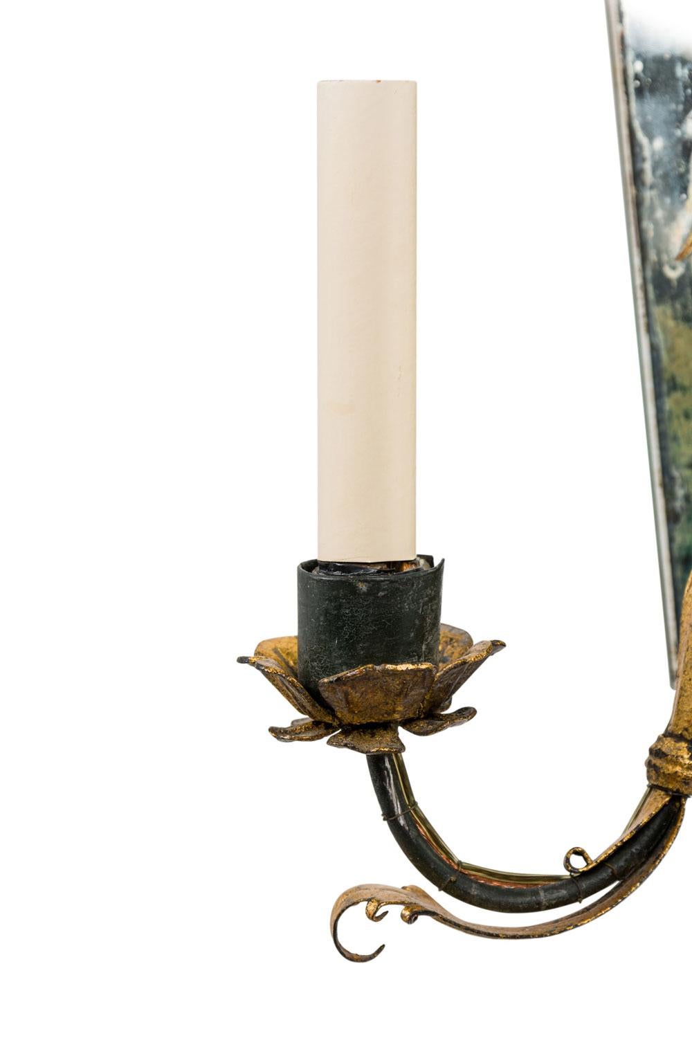 20ième siècle Paire d'appliques murales en verre miroité de style Hollywood Regency des années 1930 en vente