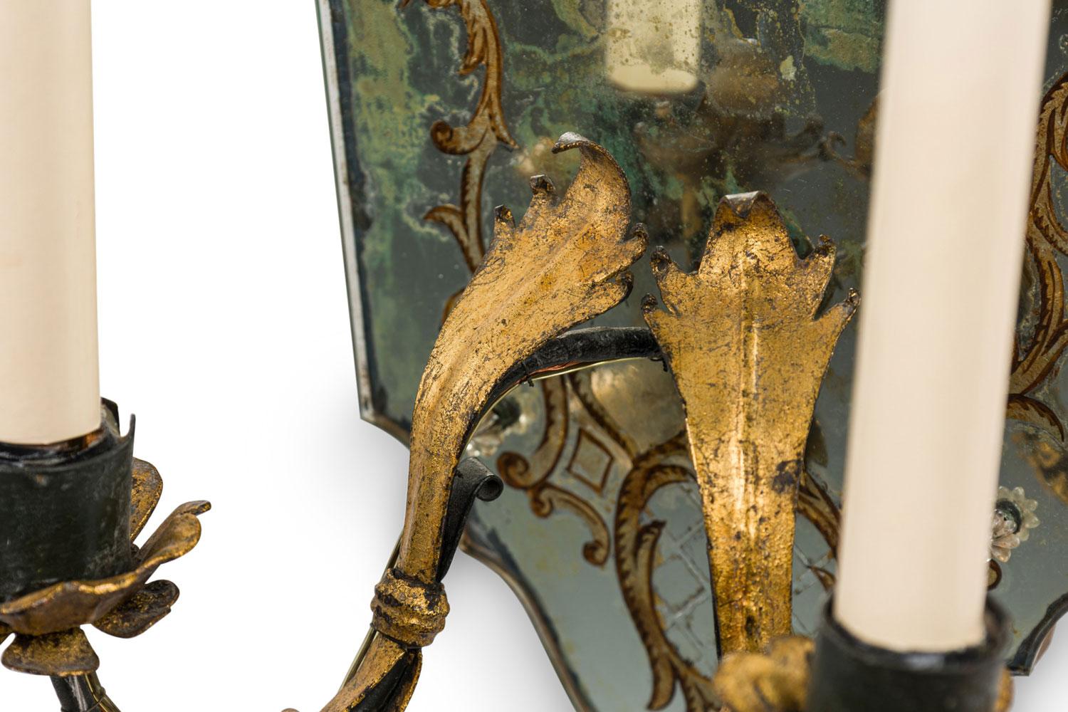 Houx Paire d'appliques murales en verre miroité de style Hollywood Regency des années 1930 en vente