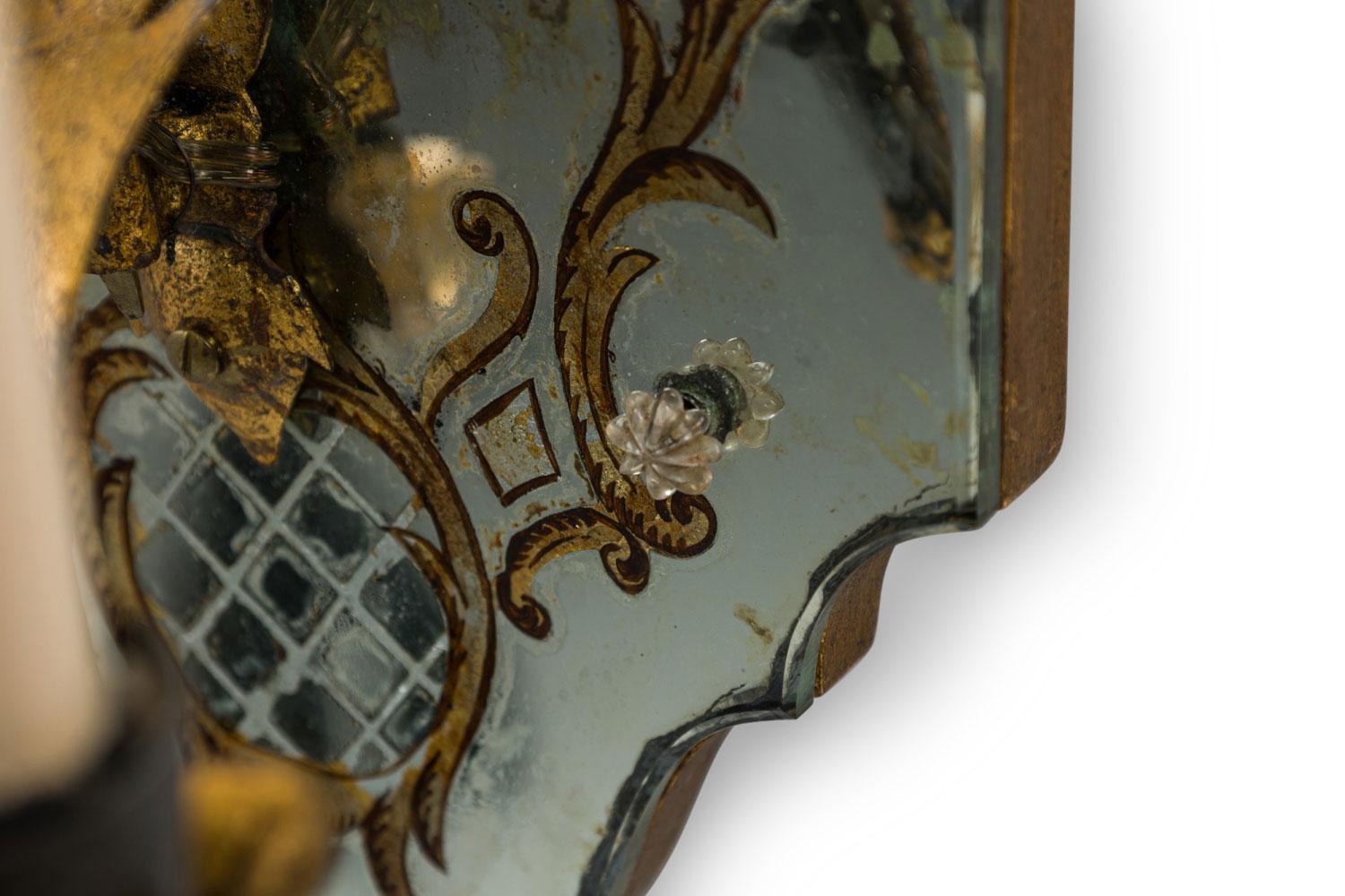 Paire d'appliques murales en verre miroité de style Hollywood Regency des années 1930 en vente 1