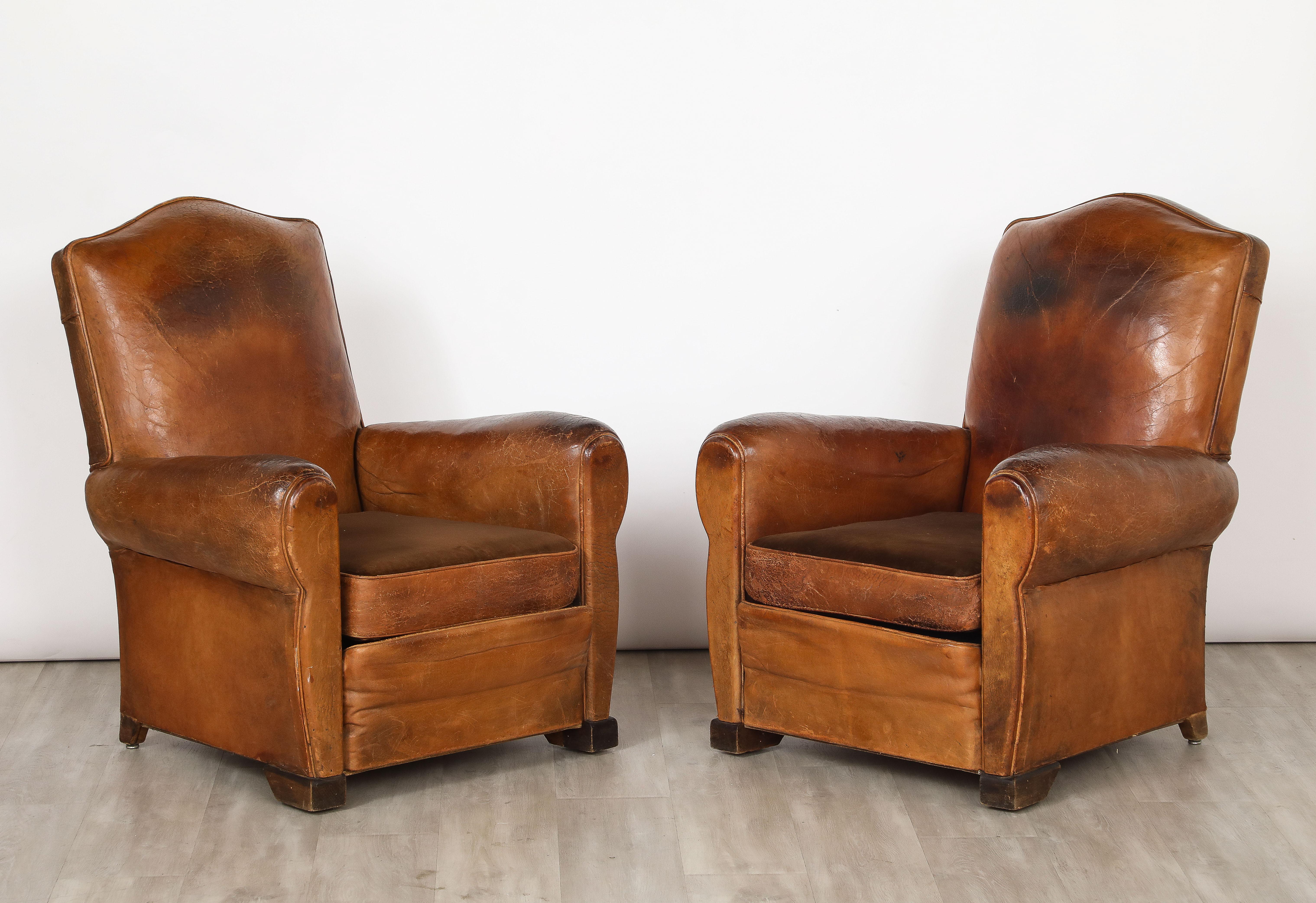 Paire de fauteuils club français en cuir des années 1930  en vente 4