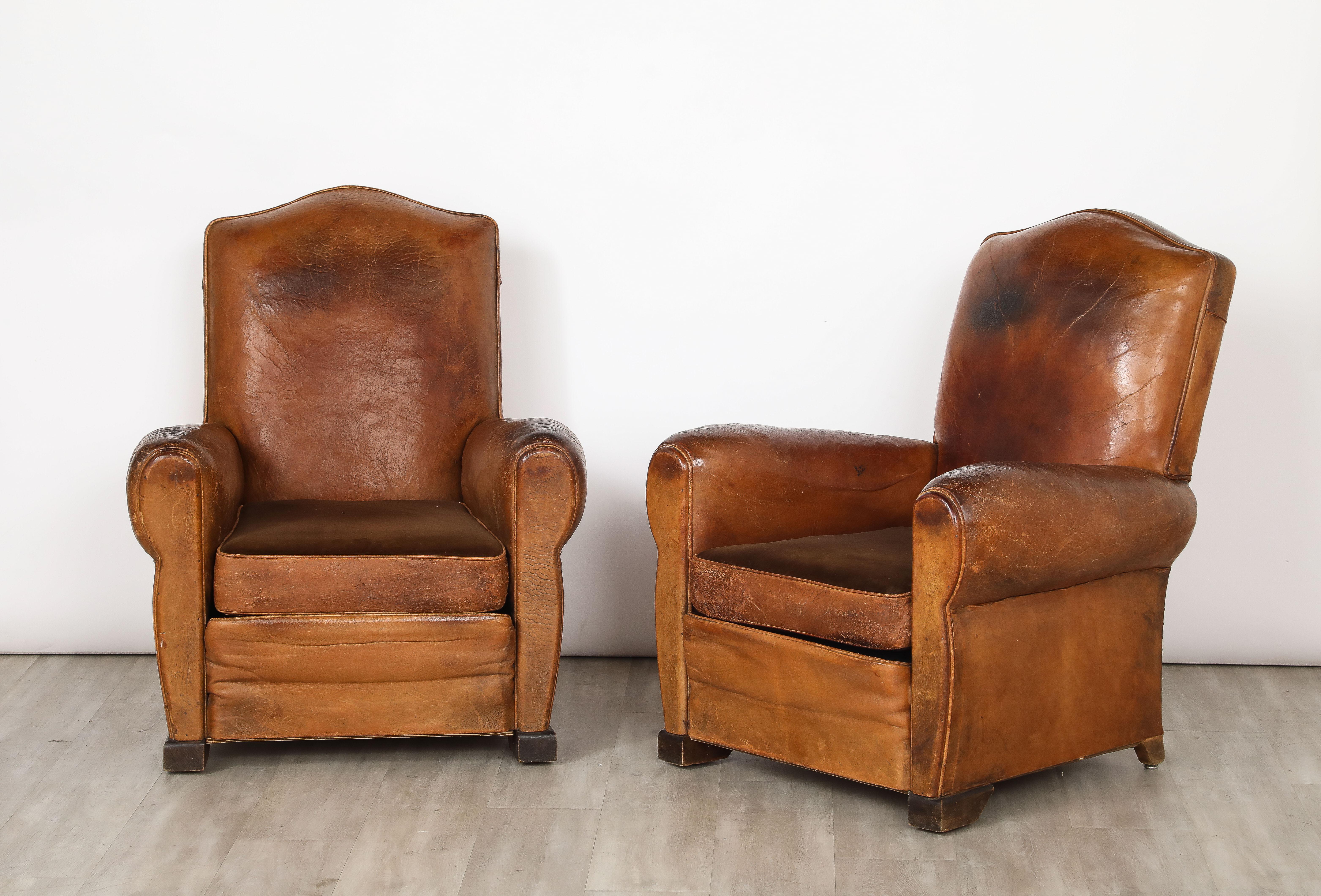Paire de fauteuils club français en cuir des années 1930  en vente 6