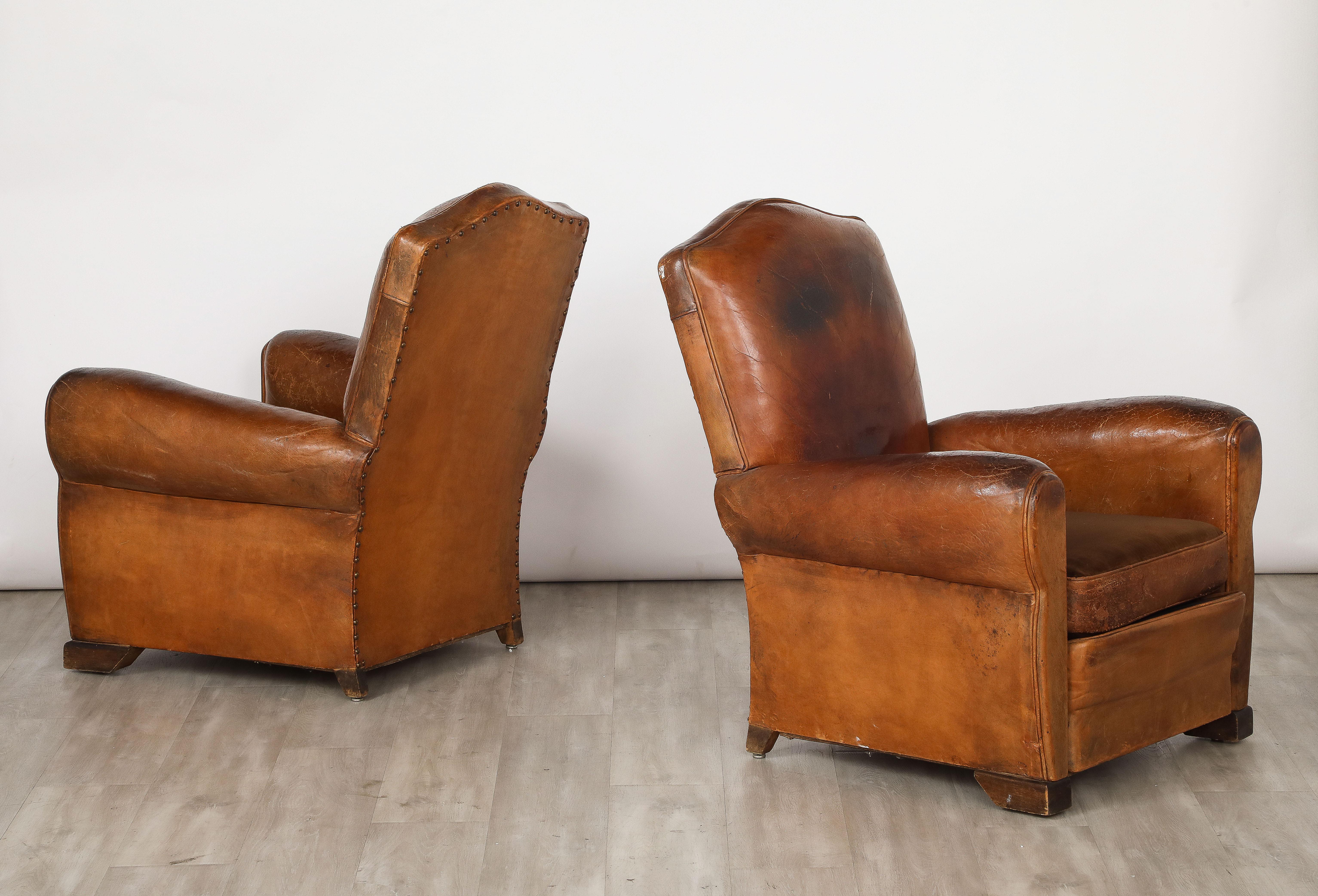 Paire de fauteuils club français en cuir des années 1930  en vente 7