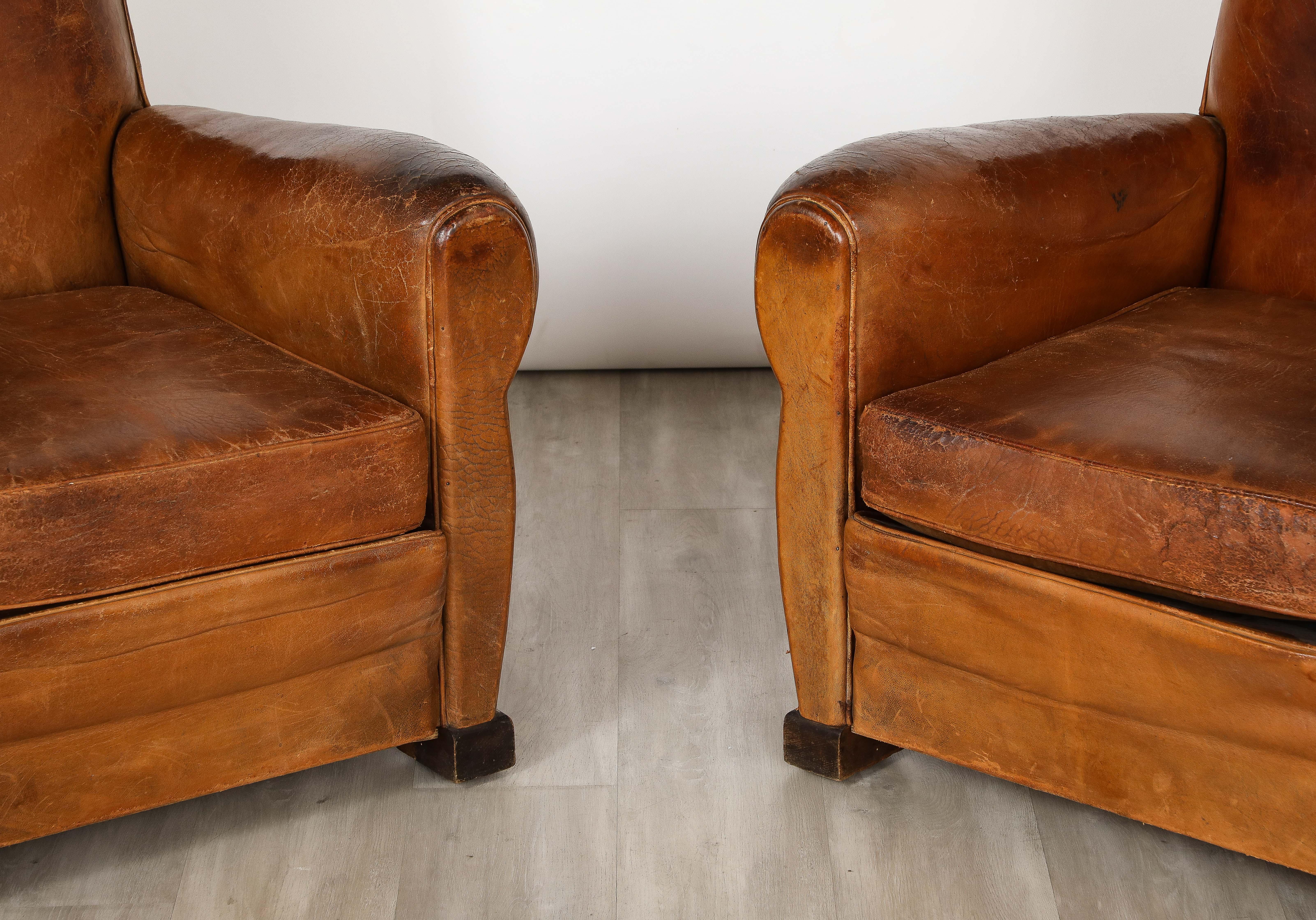 Art déco Paire de fauteuils club français en cuir des années 1930  en vente