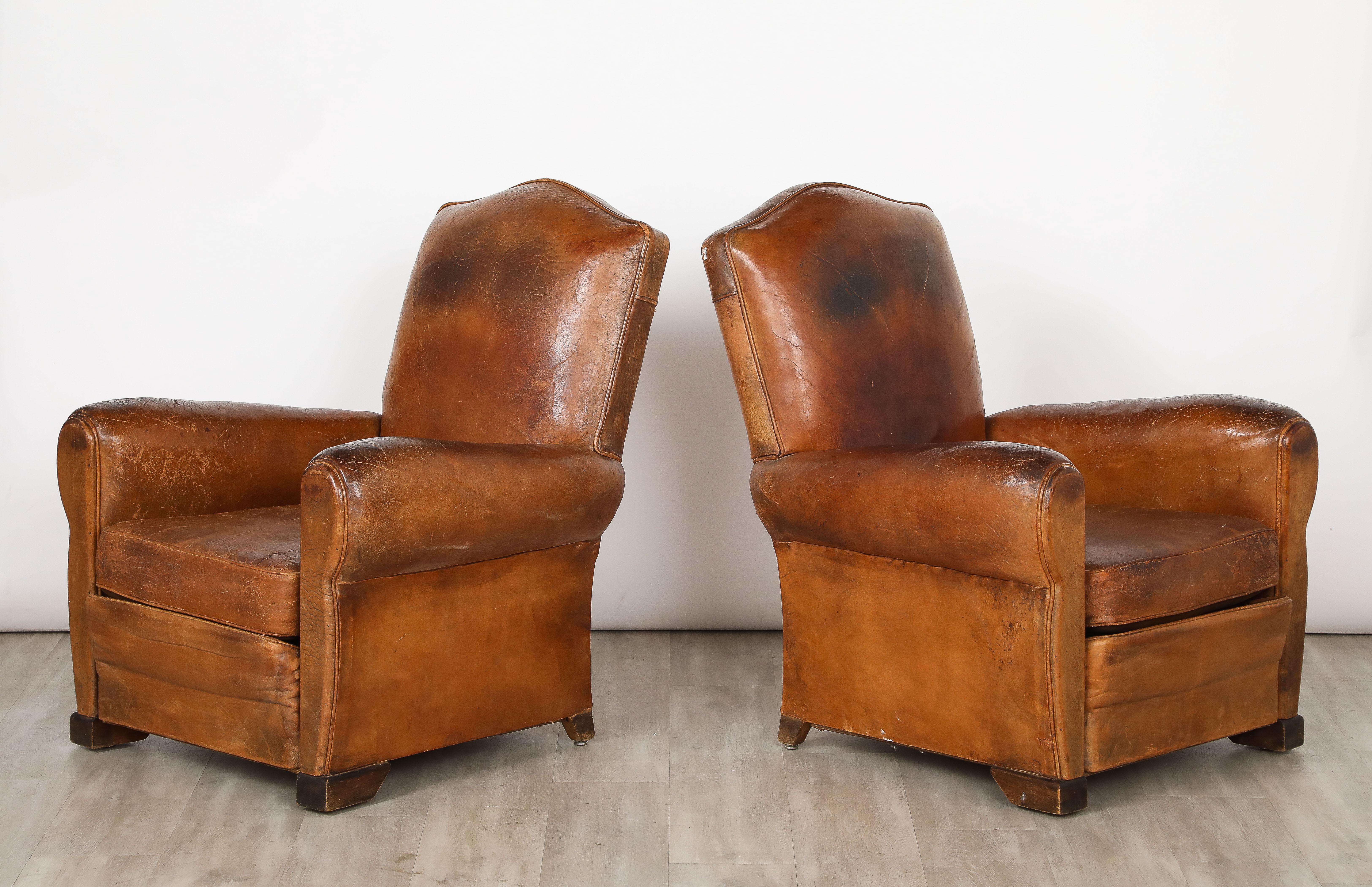Paire de fauteuils club français en cuir des années 1930  Bon état - En vente à New York, NY