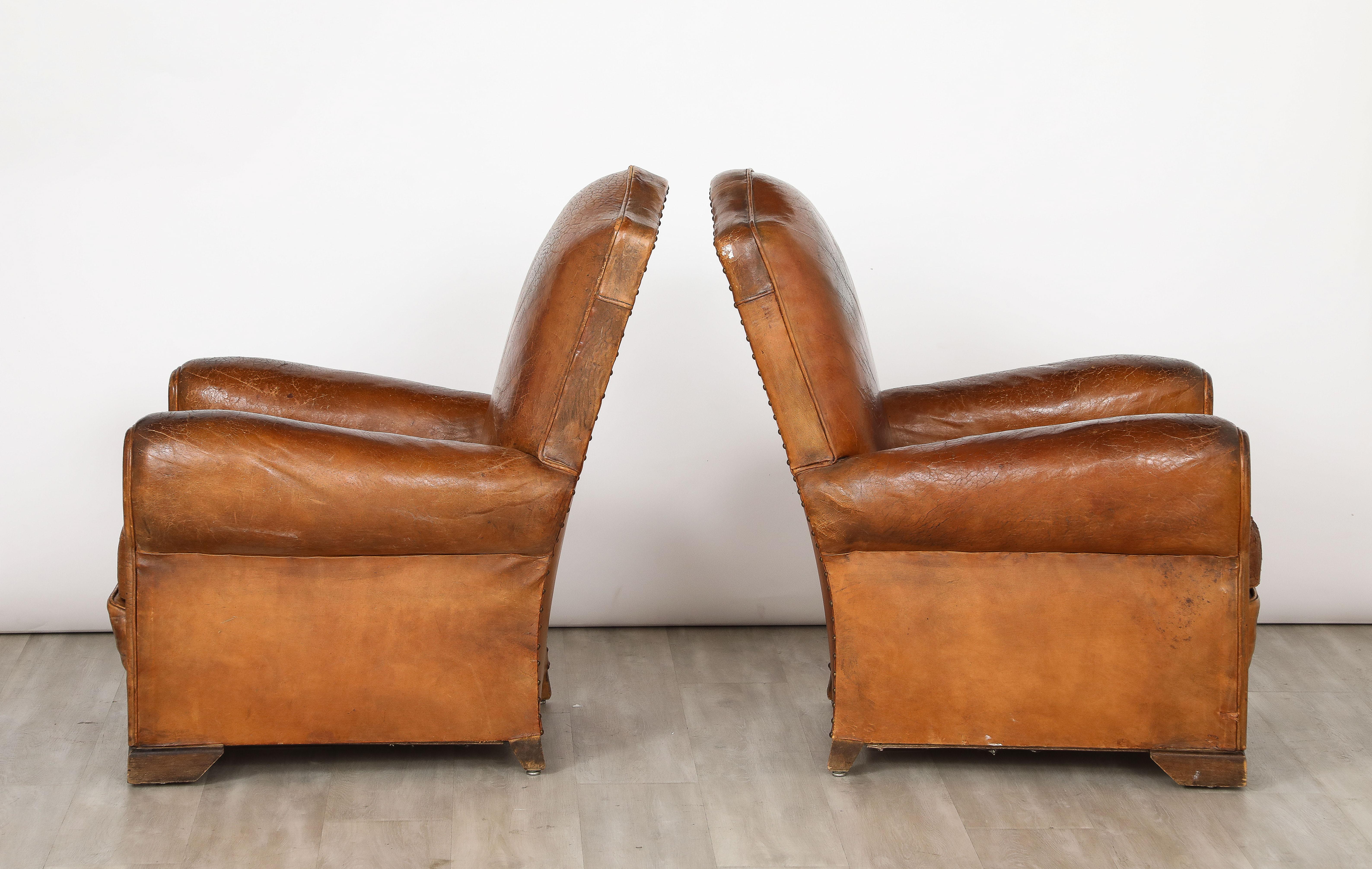 Milieu du XXe siècle Paire de fauteuils club français en cuir des années 1930  en vente