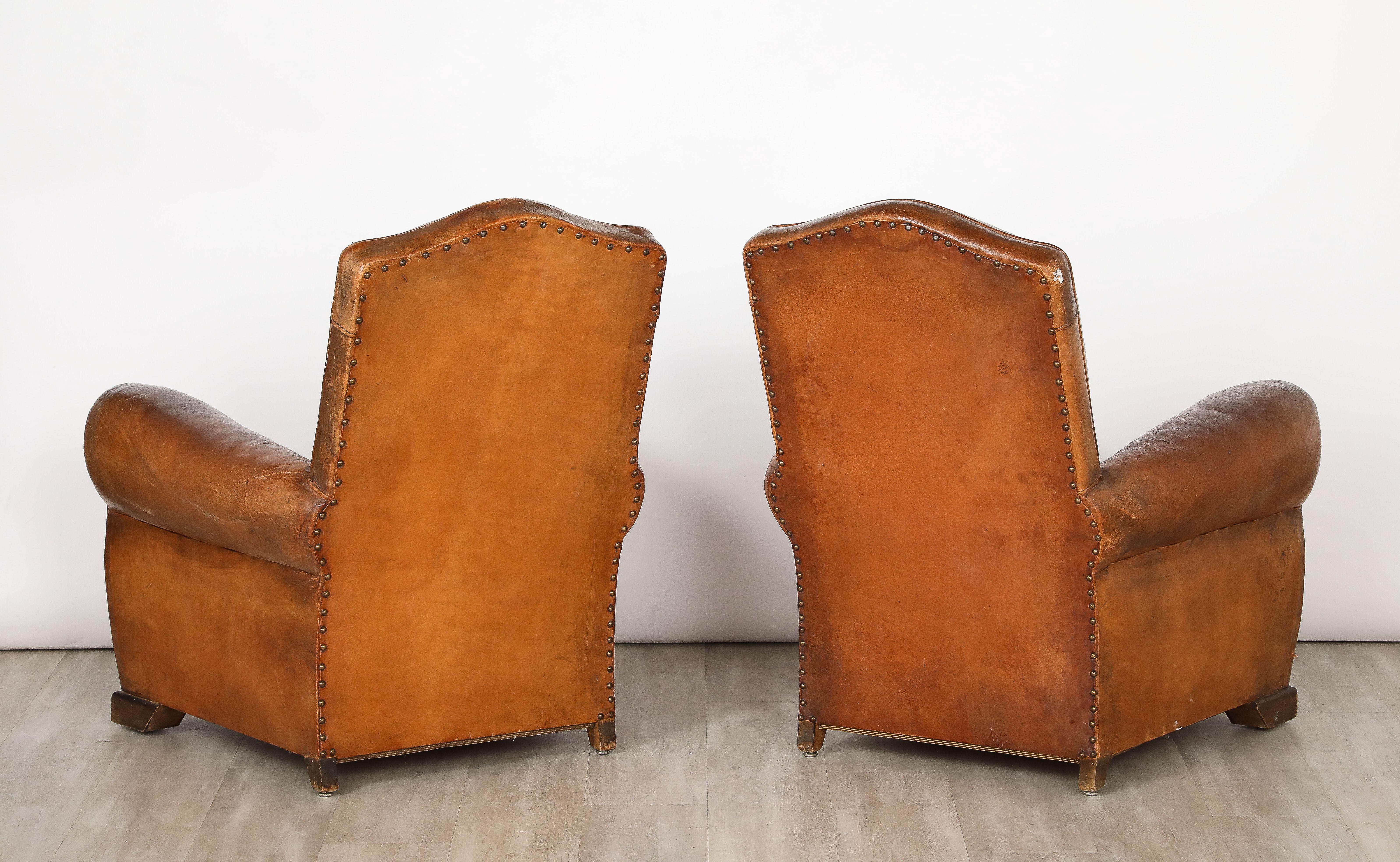 Paire de fauteuils club français en cuir des années 1930  en vente 1