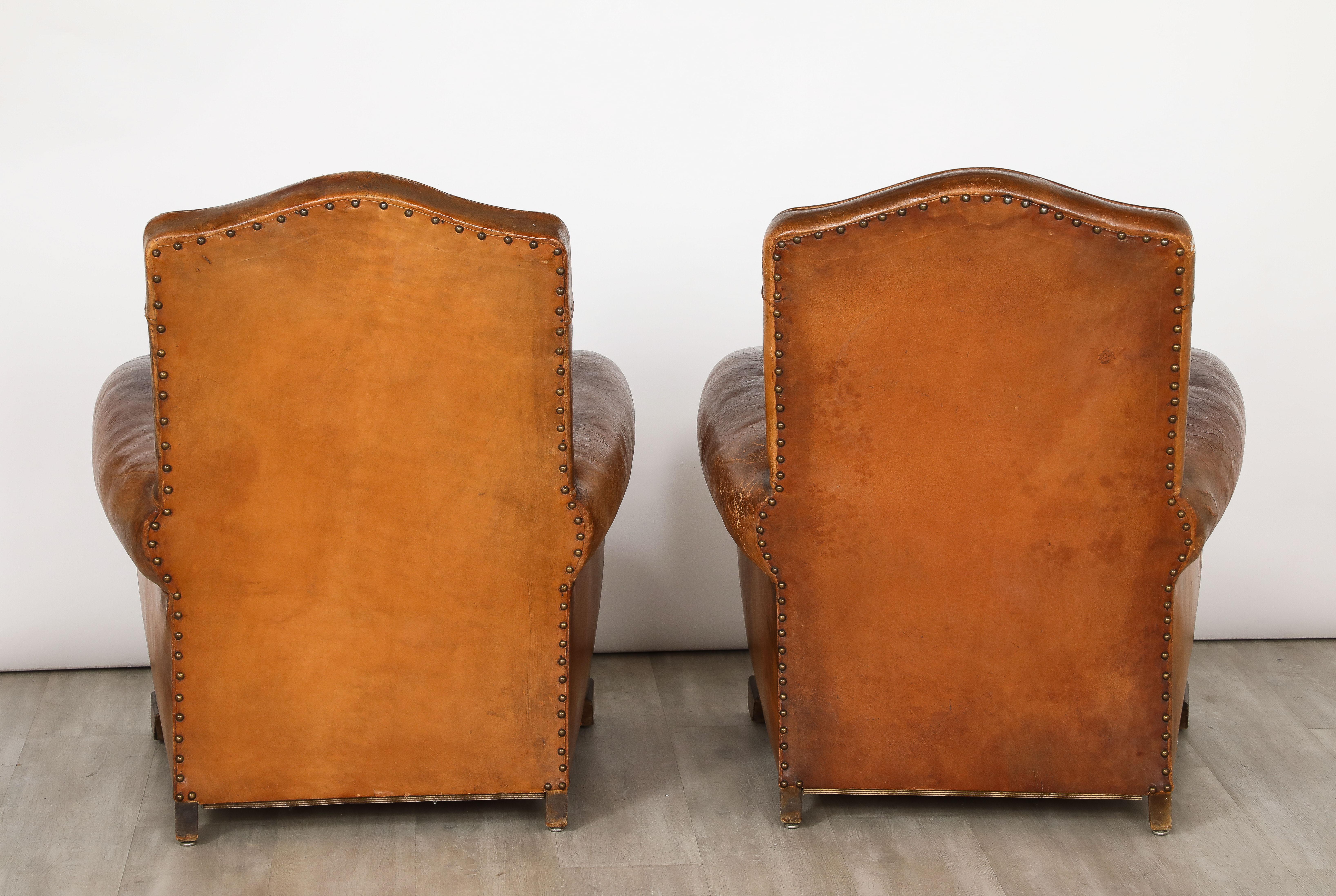 Paire de fauteuils club français en cuir des années 1930  en vente 2