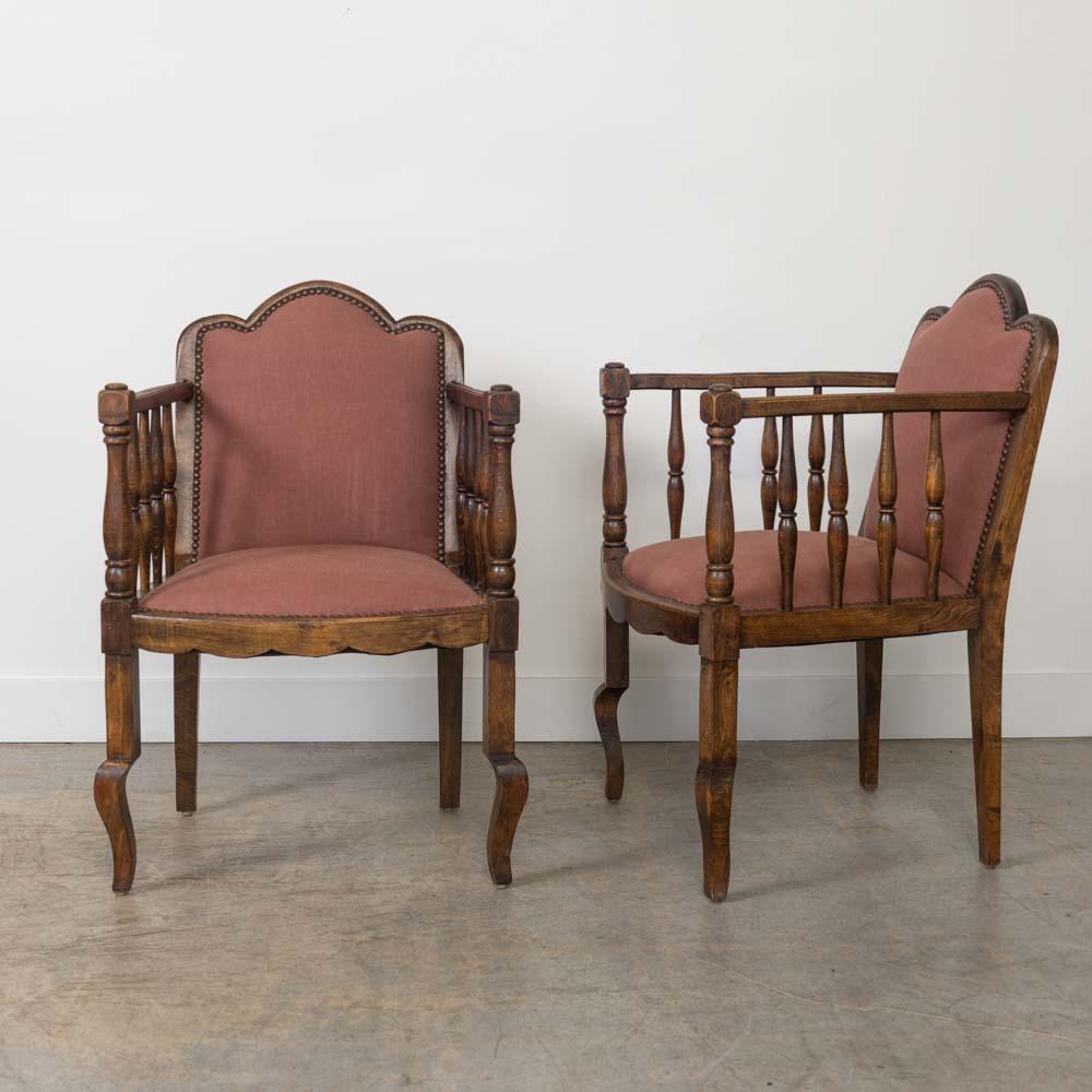 Bella coppia di poltrone in legno intagliato provenienti dalla Francia, anni '30. Braccioli in legno e gambe intagliate. I sedili sono stati recentemente rivestiti con un bellissimo lino bordeaux. La finitura originale del legno mostra una buona età