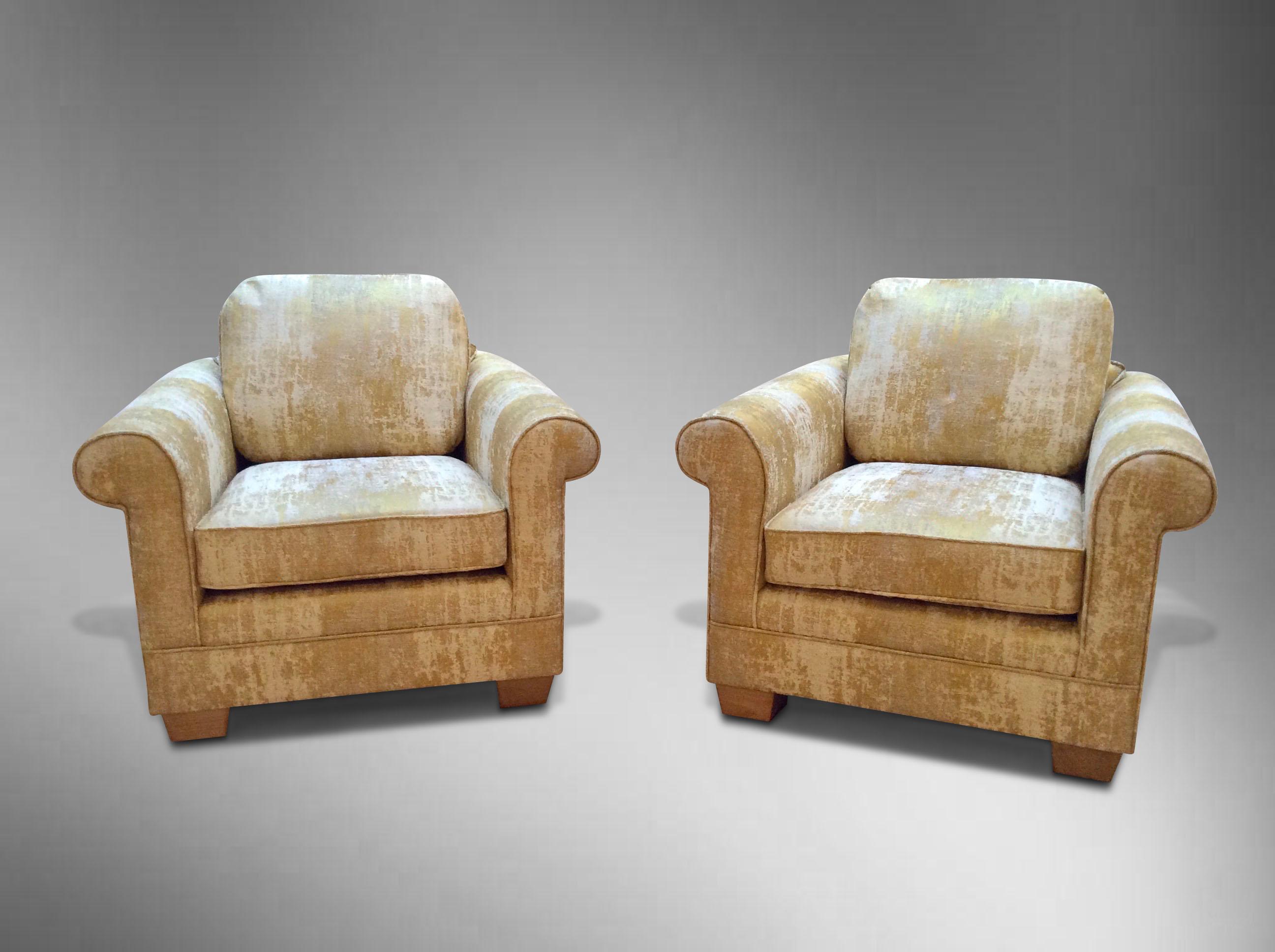 Dieses großzügig bemessene Sesselpaar mit tiefen, sehr bequemen Sitzen ruht auf Holzfüßen und wurde mit gelbem Fabrice-Strukturbezug neu bezogen.