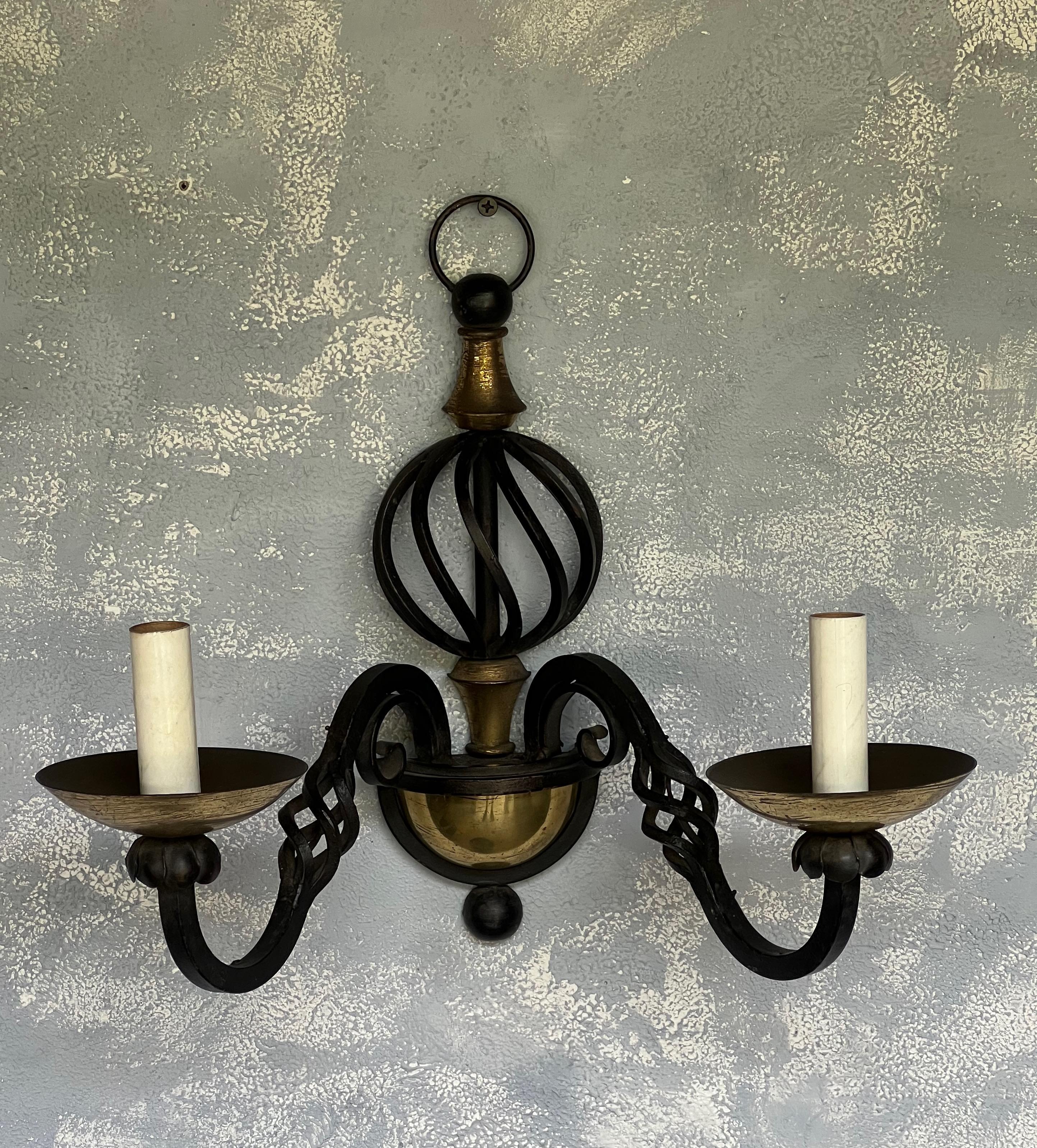 Pareja de candelabros franceses de hierro y latón de los años 40 Francés en venta