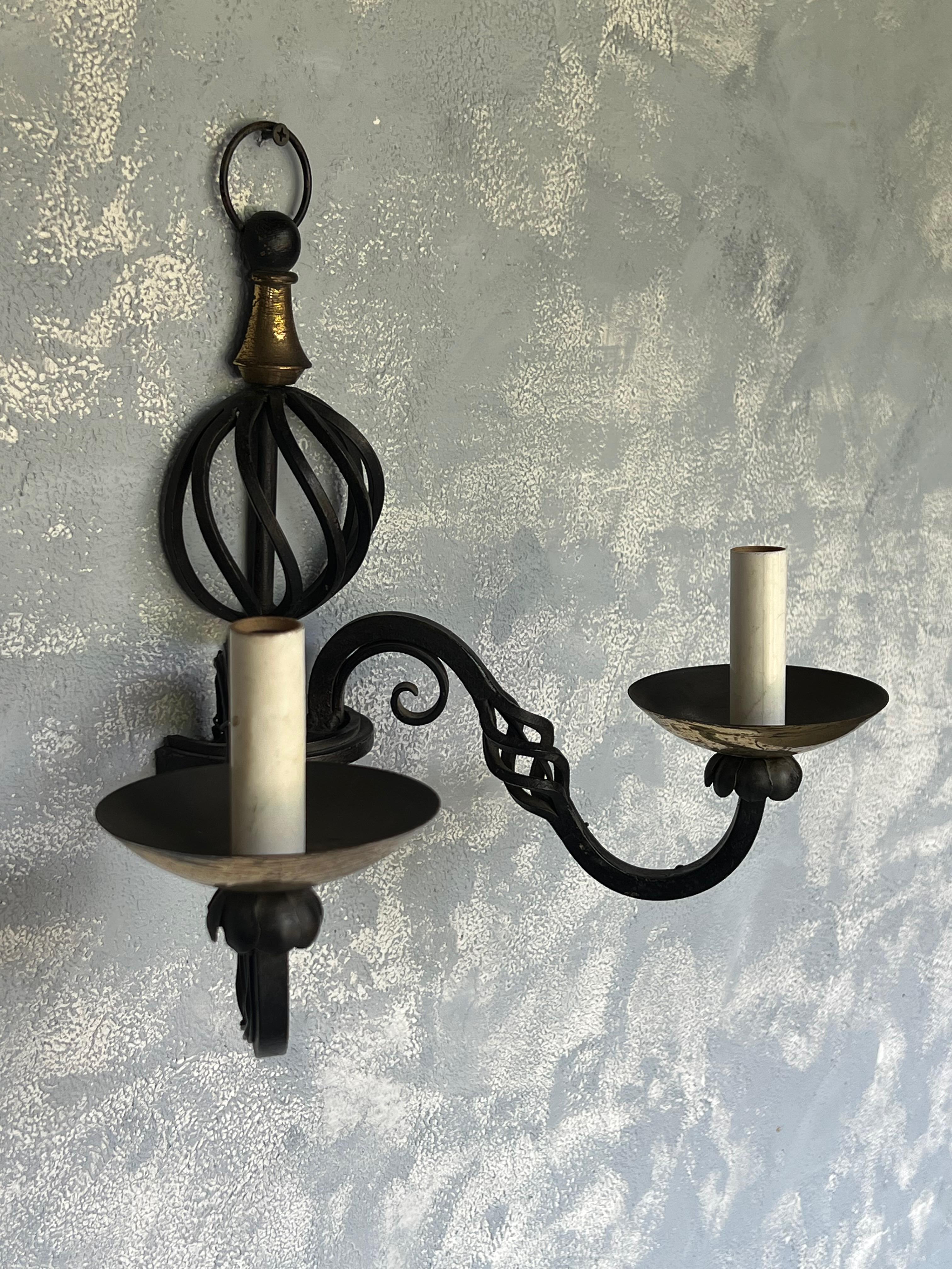 Pareja de candelabros franceses de hierro y latón de los años 40 en venta 9