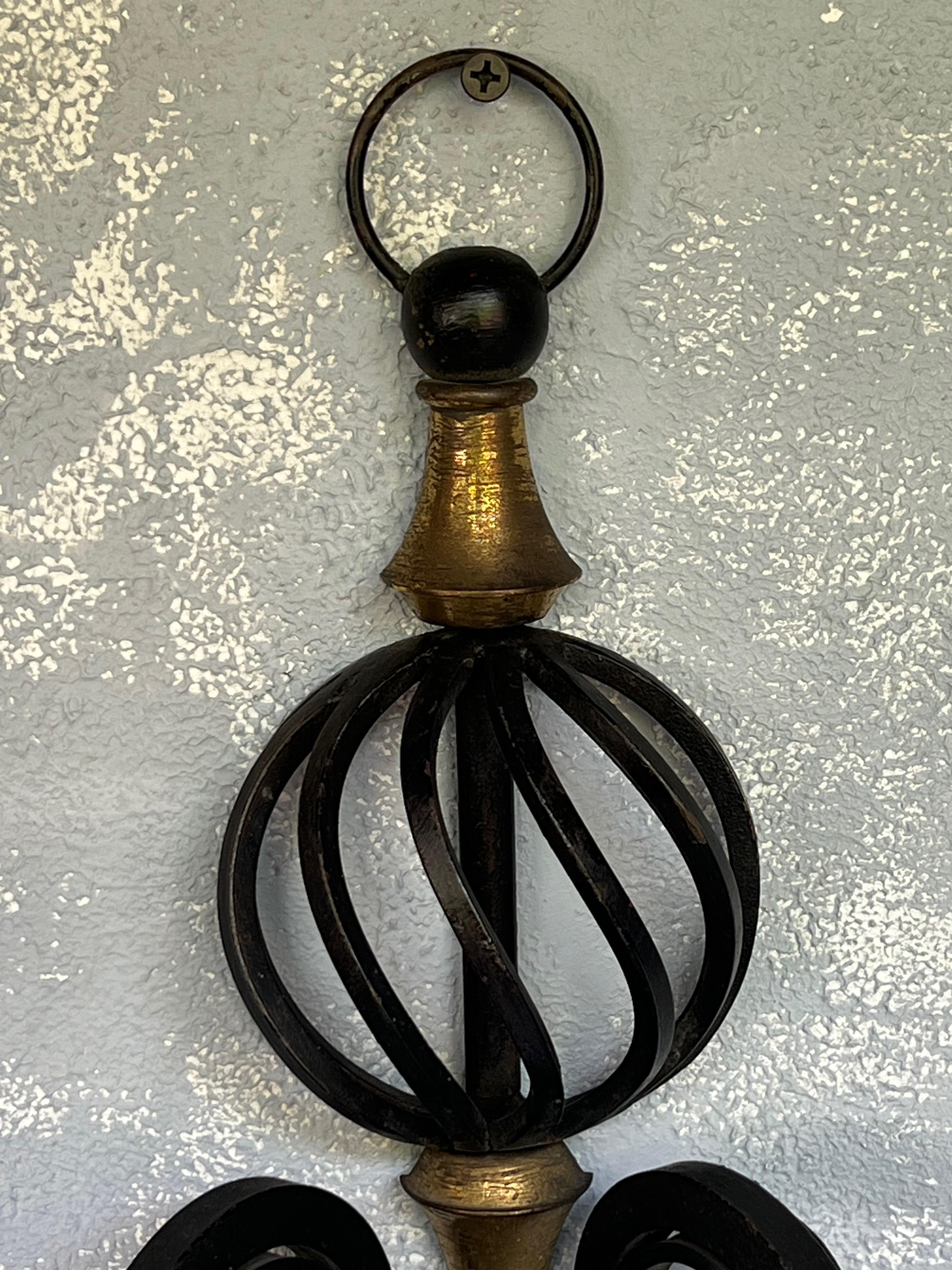 Pareja de candelabros franceses de hierro y latón de los años 40 en venta 12