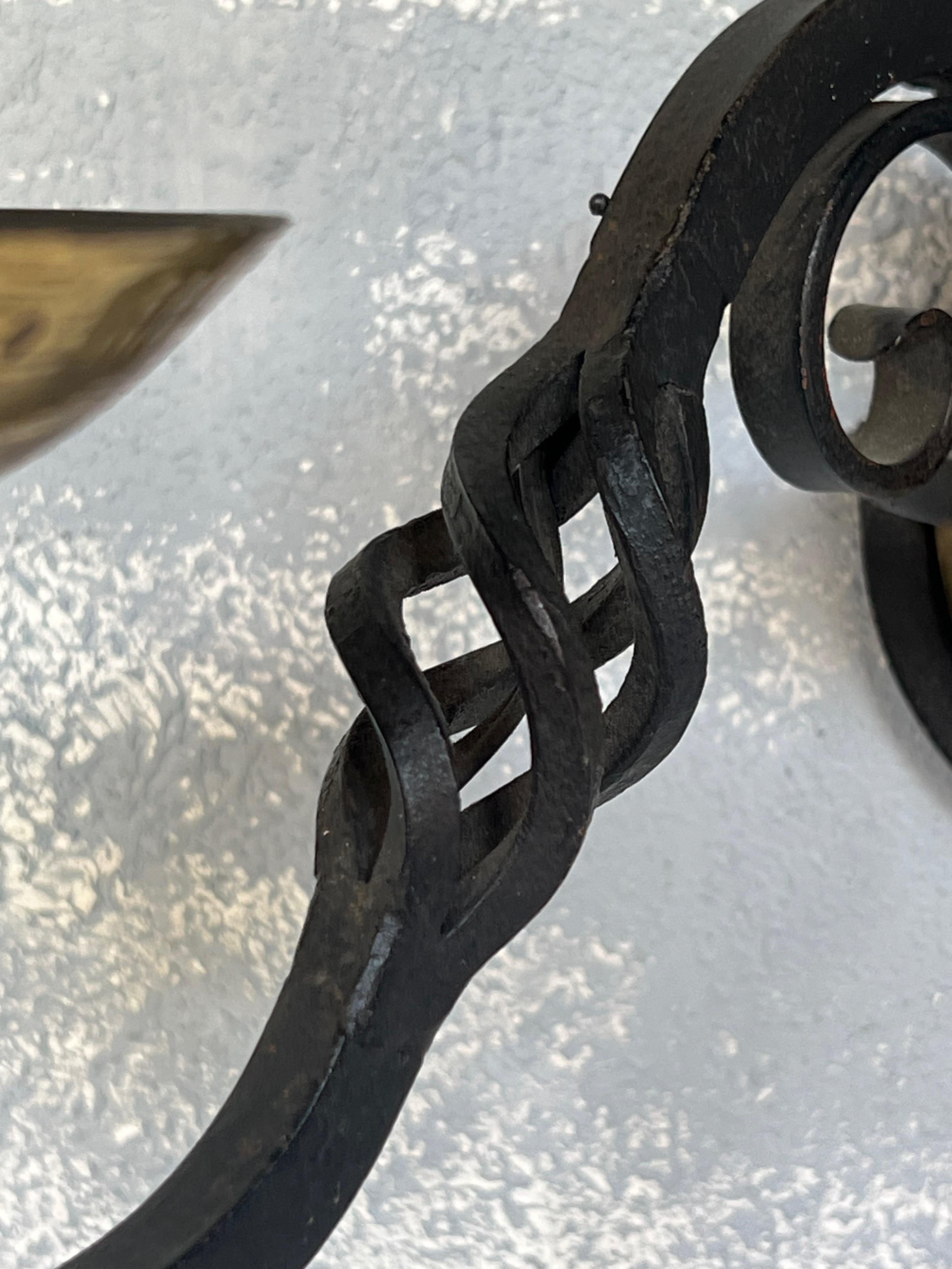 Pareja de candelabros franceses de hierro y latón de los años 40 en venta 13