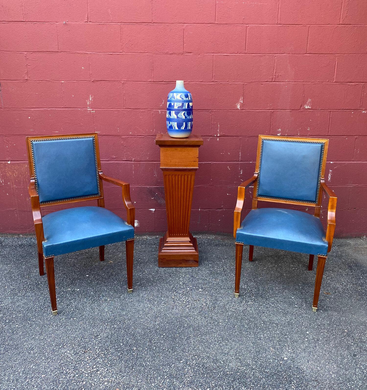 Una splendida coppia di poltrone francesi degli anni '40 in pelle blu. Prova il classico lusso francese con questa coppia di poltrone anni '40 senza tempo. Le eleganti cornici in legno di mogano offrono una presenza elegante con il loro colore ricco