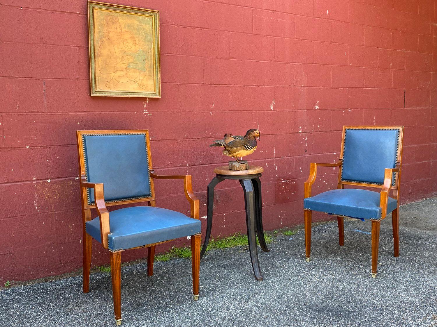 Coppia di poltrone francesi in mogano e pelle degli anni '40 In condizioni buone in vendita a Buchanan, NY