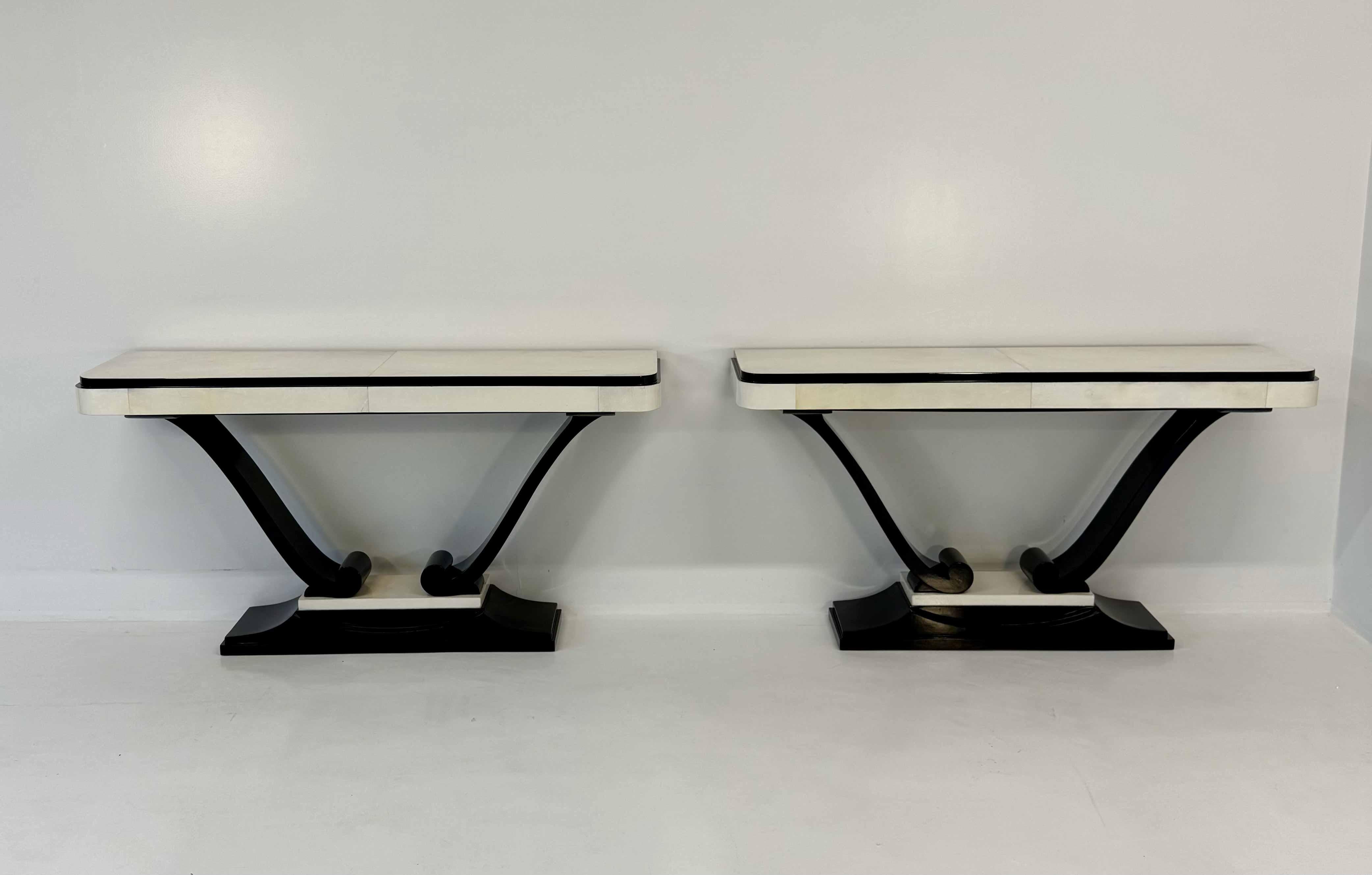 Rare pair of consoles produced in France in the 1940s.
The top and the border are veneered in parchment, while the structure is in black ebonized wood.
An elegant and refined ensemble, perfect for entrances, living rooms, or representative