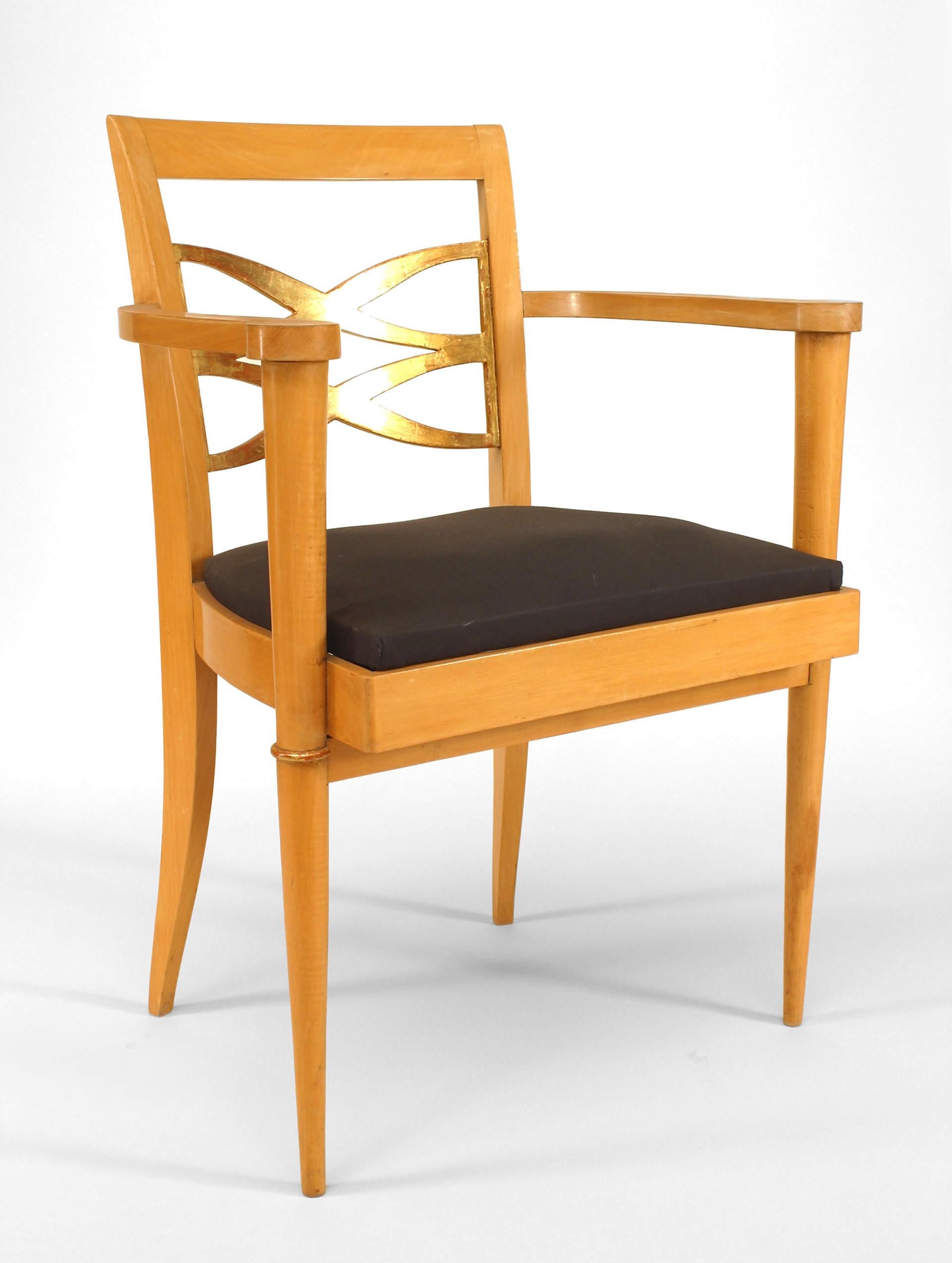Paar französische Ahornsessel aus den 1940er Jahren mit offenem Design, vergoldeter Rückenlehne und Sitzfläche (att: BATISTIN SPADE) (ein 3. Einzelsessel ist ebenfalls erhältlich 058792A)
