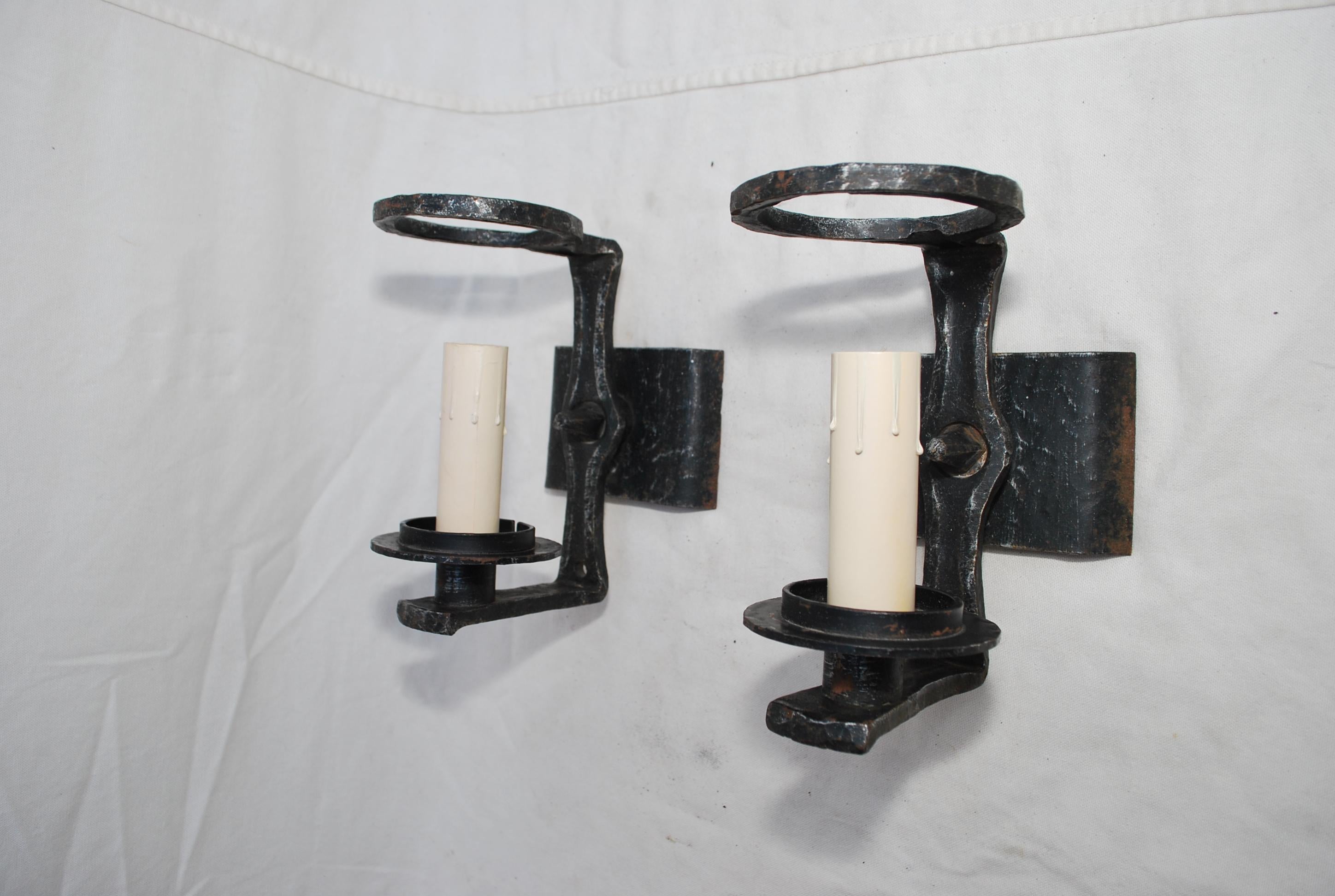 Hand-Crafted Pair of French 1940s Wrought Iron Sconces For Sale